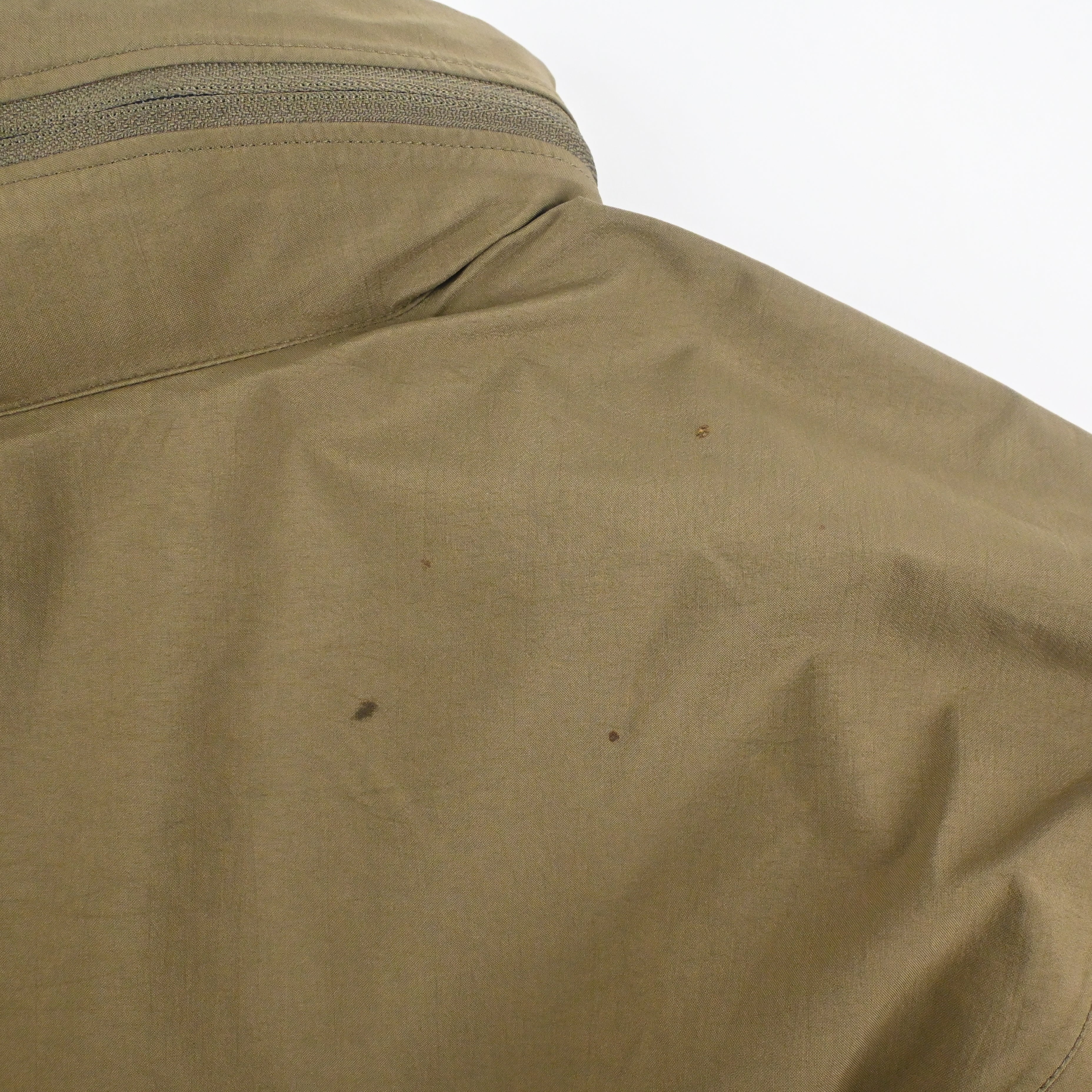 背面に汚れがございます。