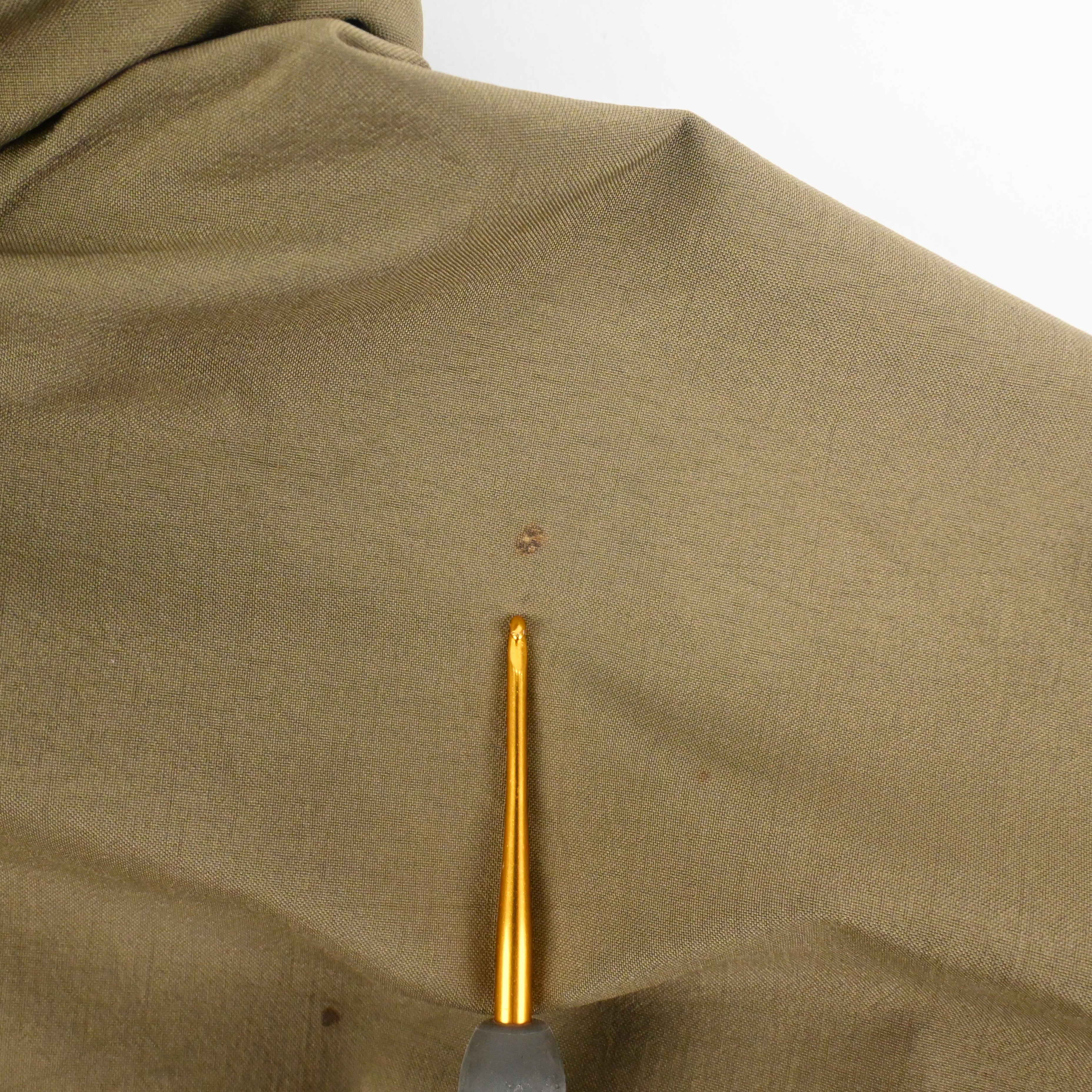 背面にヤケ跡のような箇所がございますが、貫通はしておりません。