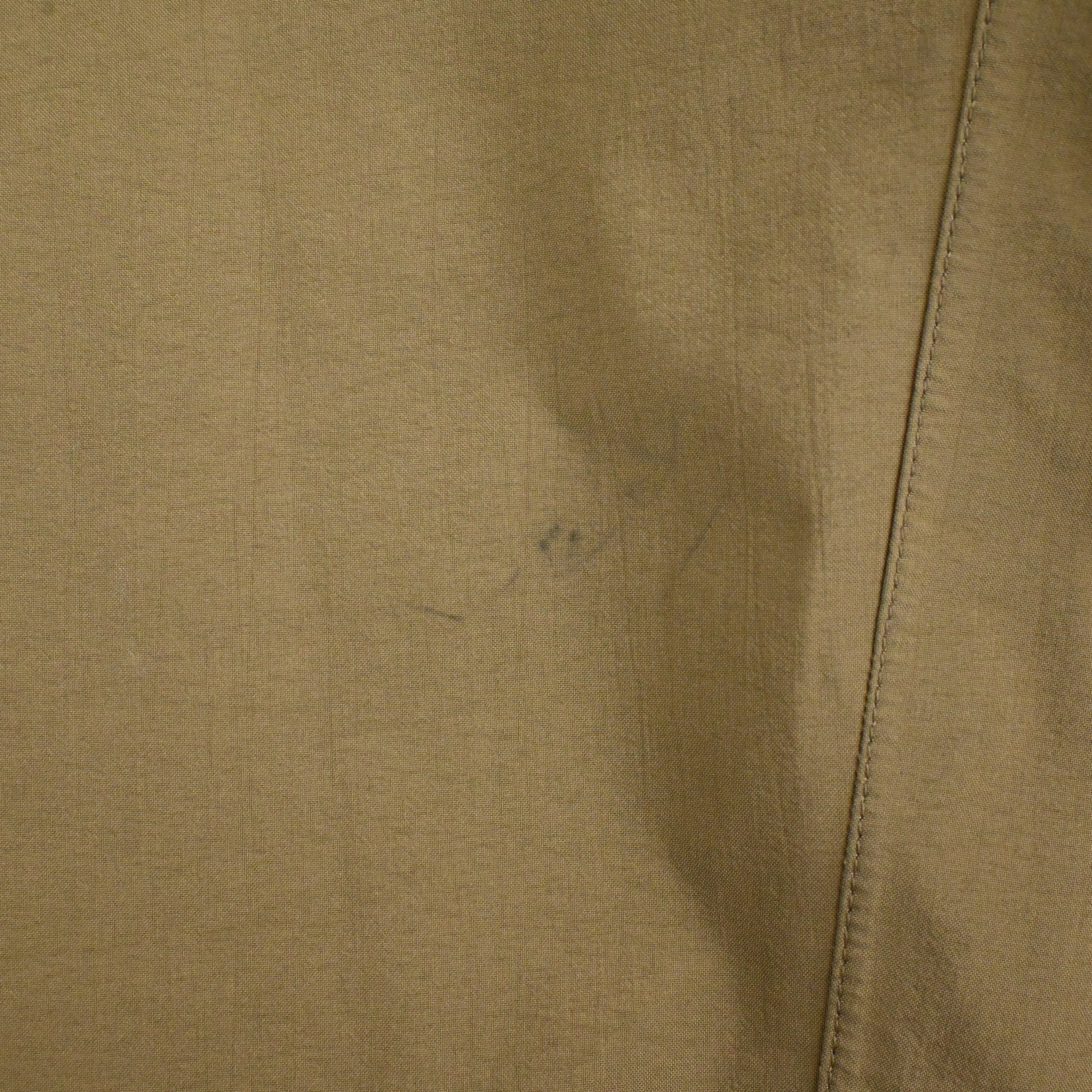 背面に汚れがございます。