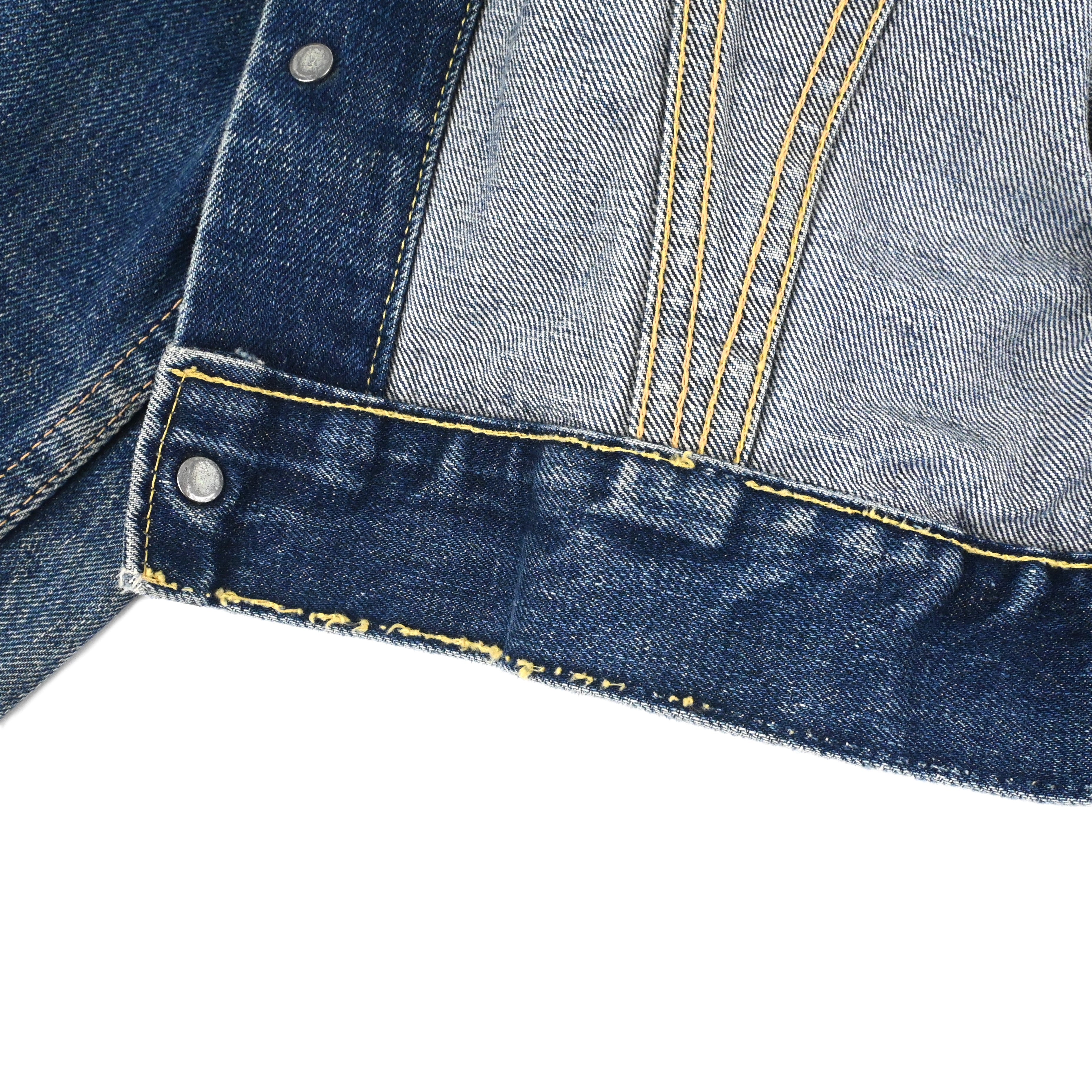 ウエスト裏にステッチ飛びがございます。