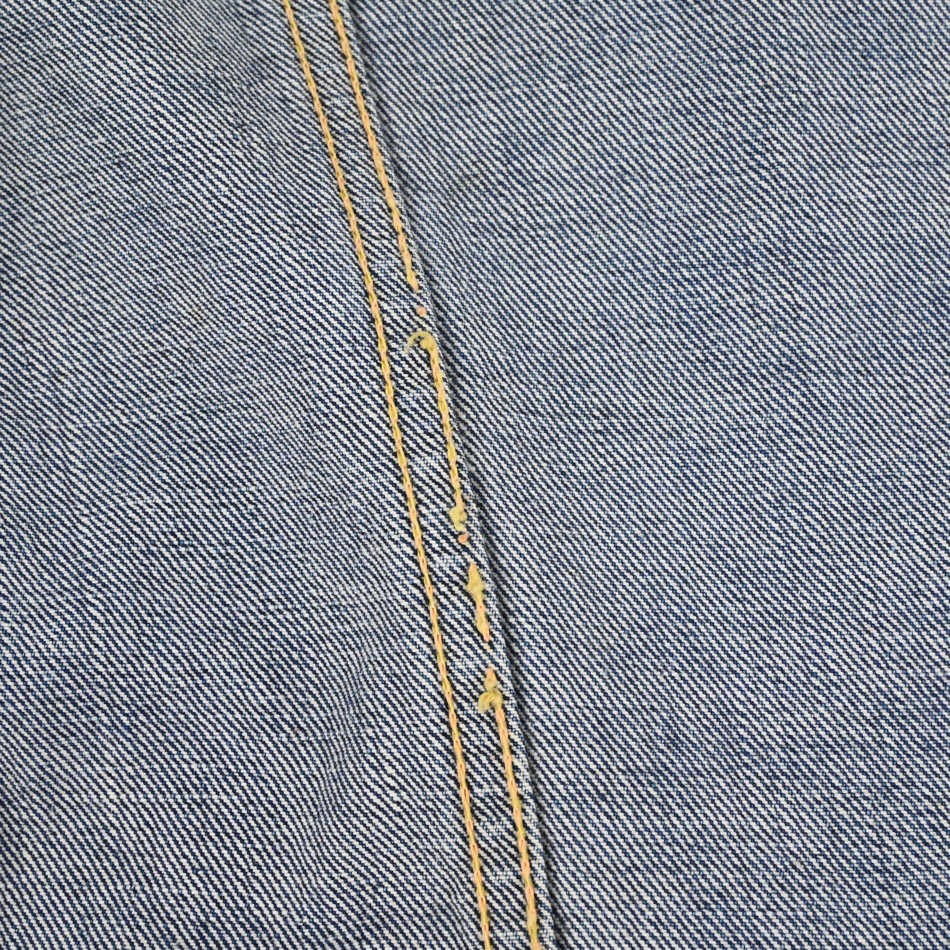 内側にステッチ飛びがございます。