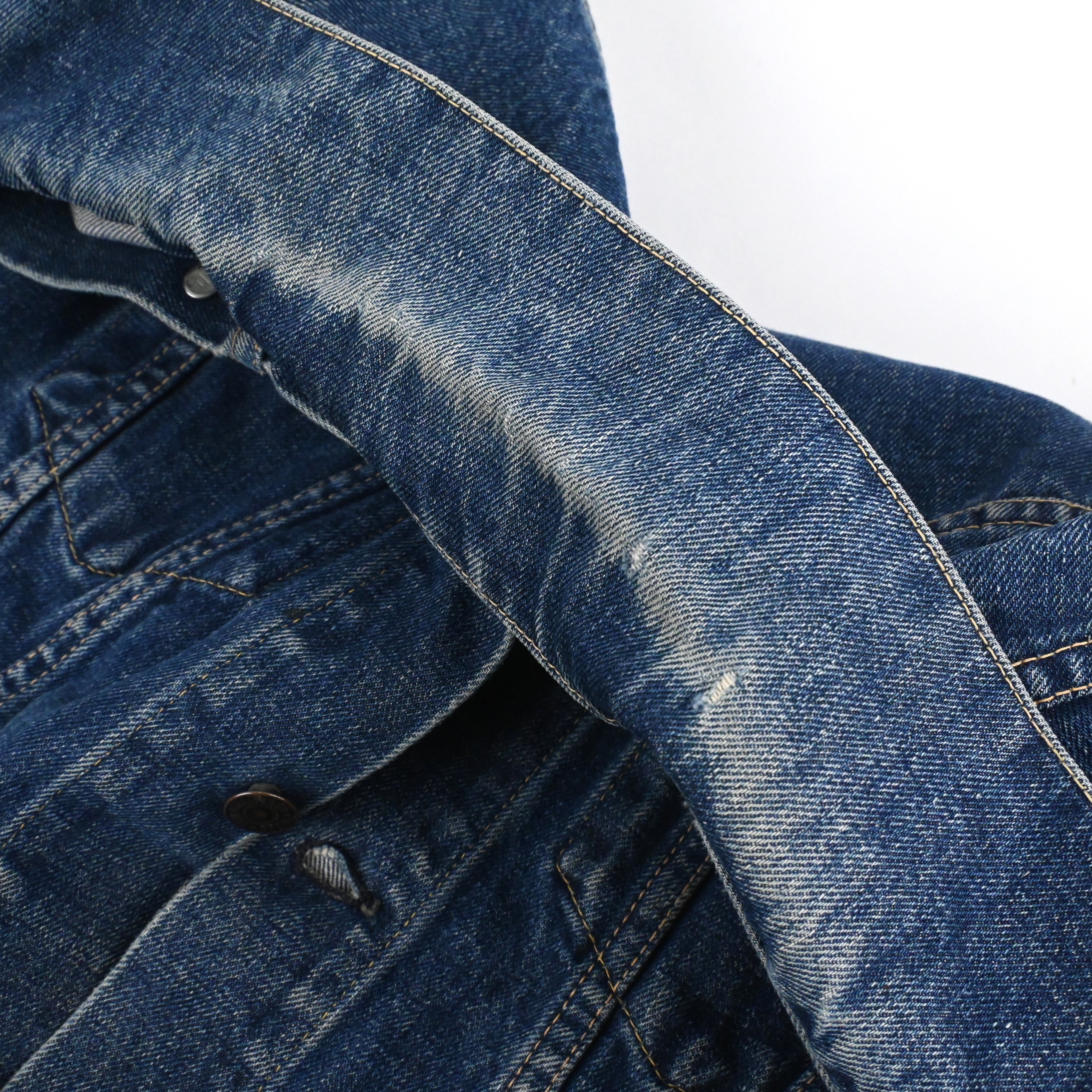 襟元にダメージがございます。