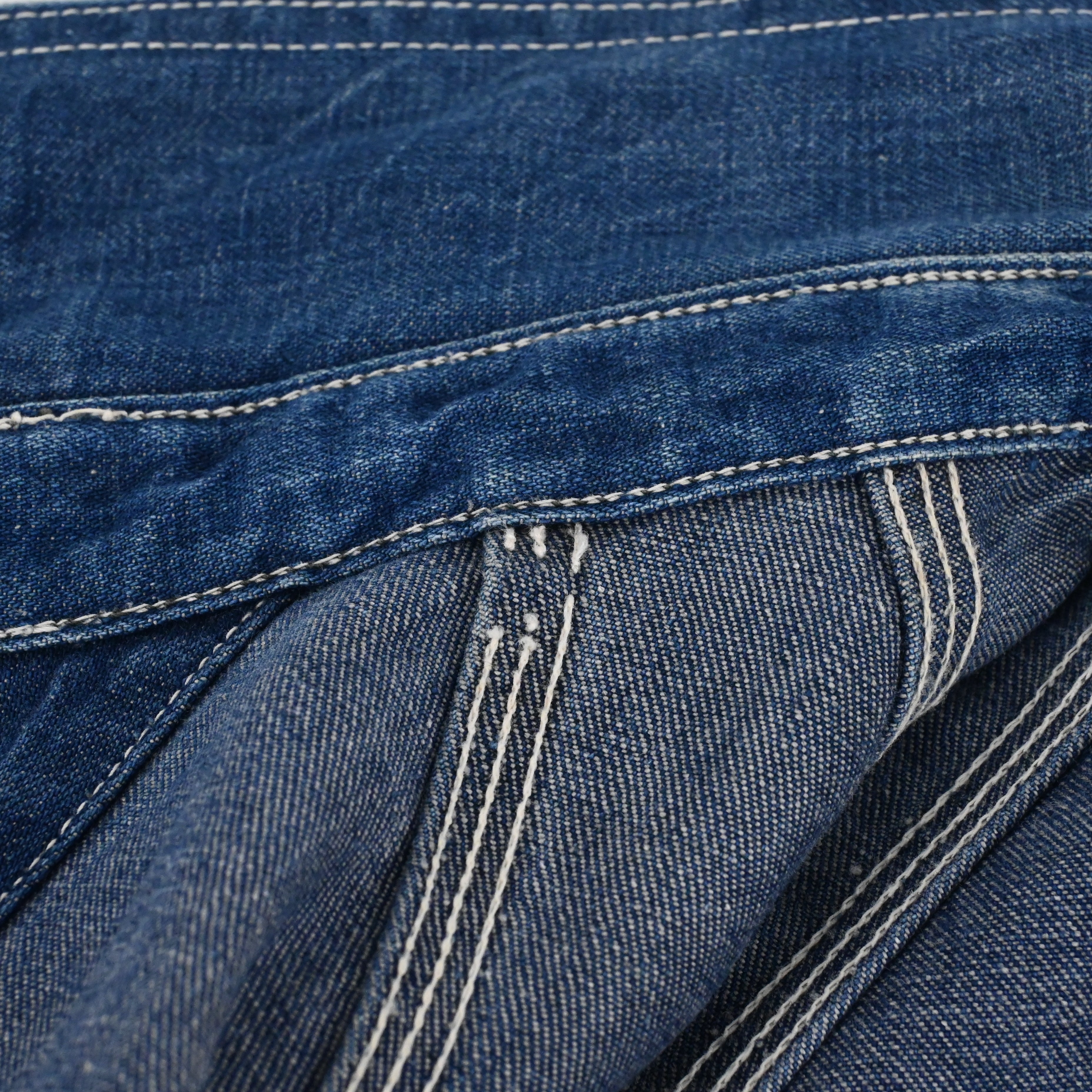 内側にステッチ飛びがございます。