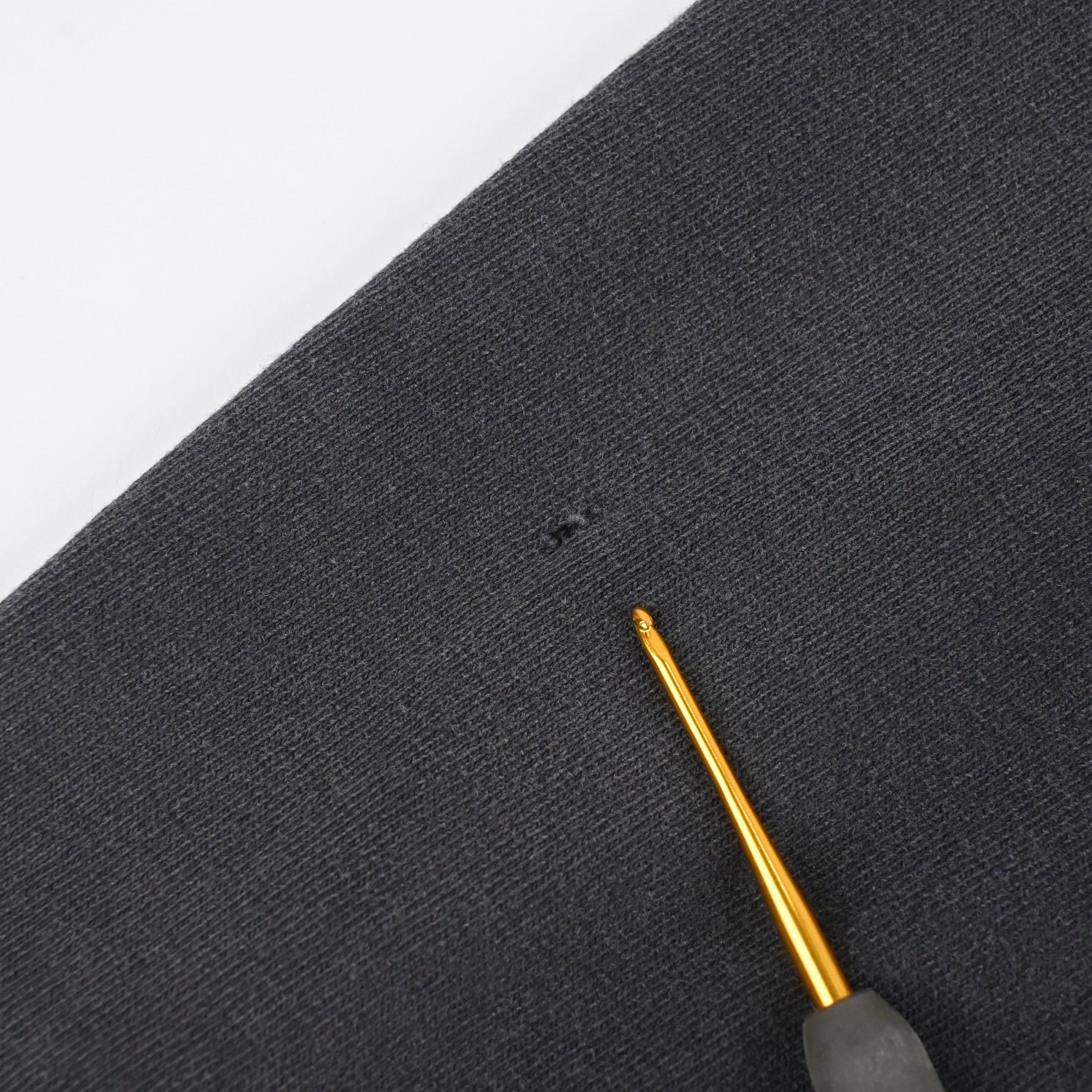 右袖にピンホールがございます。