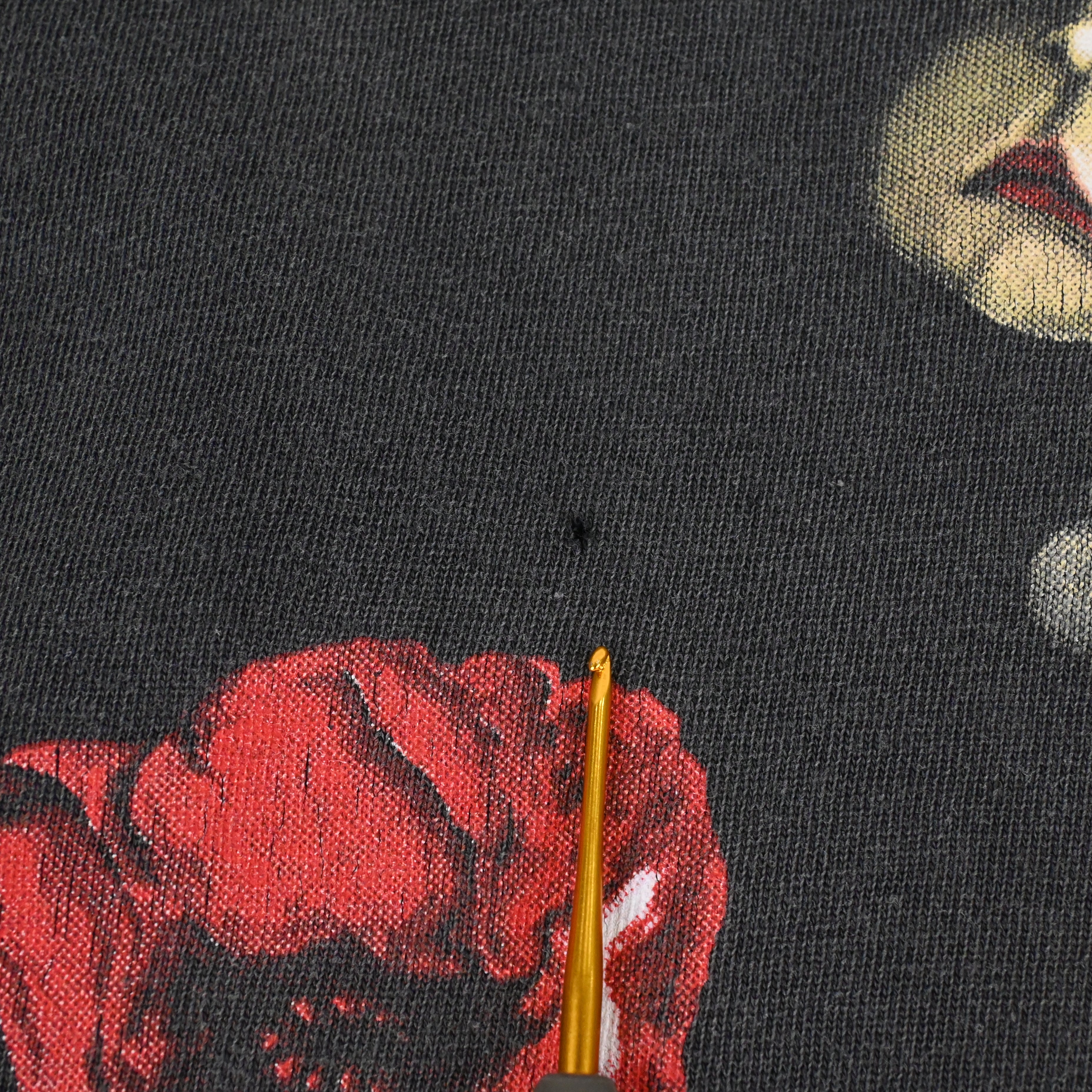 フロントにピンホールがございます。