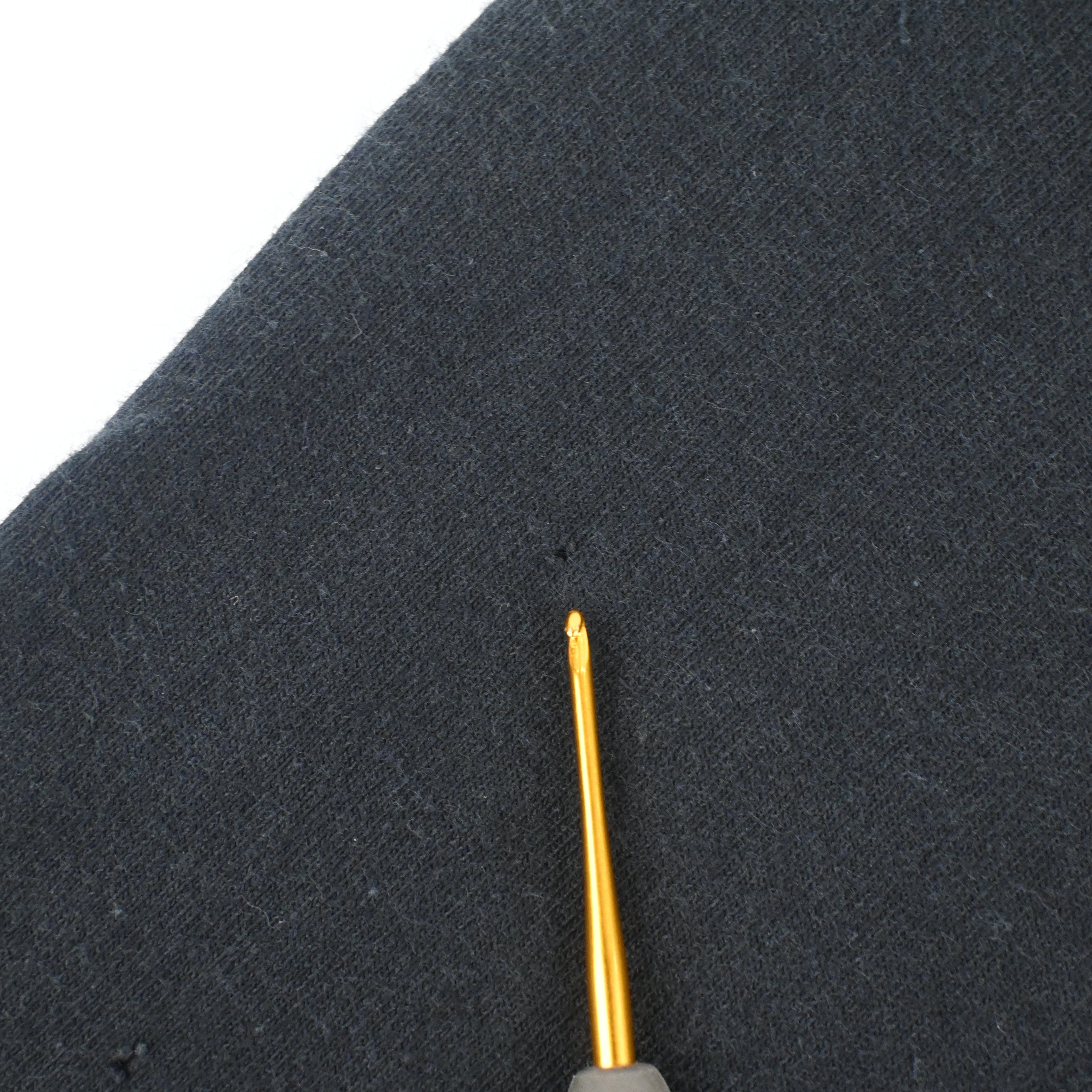 右袖にピンホールがございます。