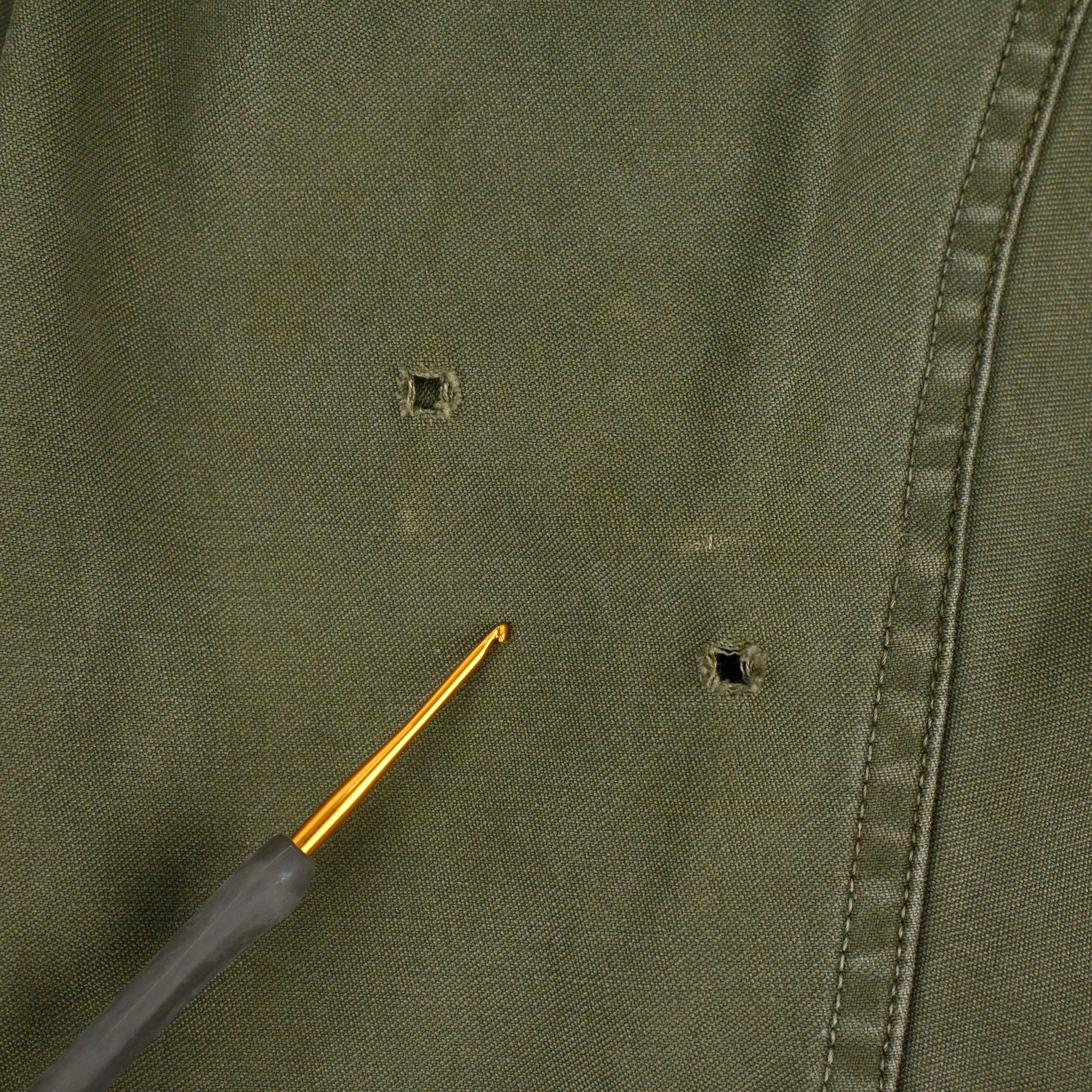 袖にダメージがございます。