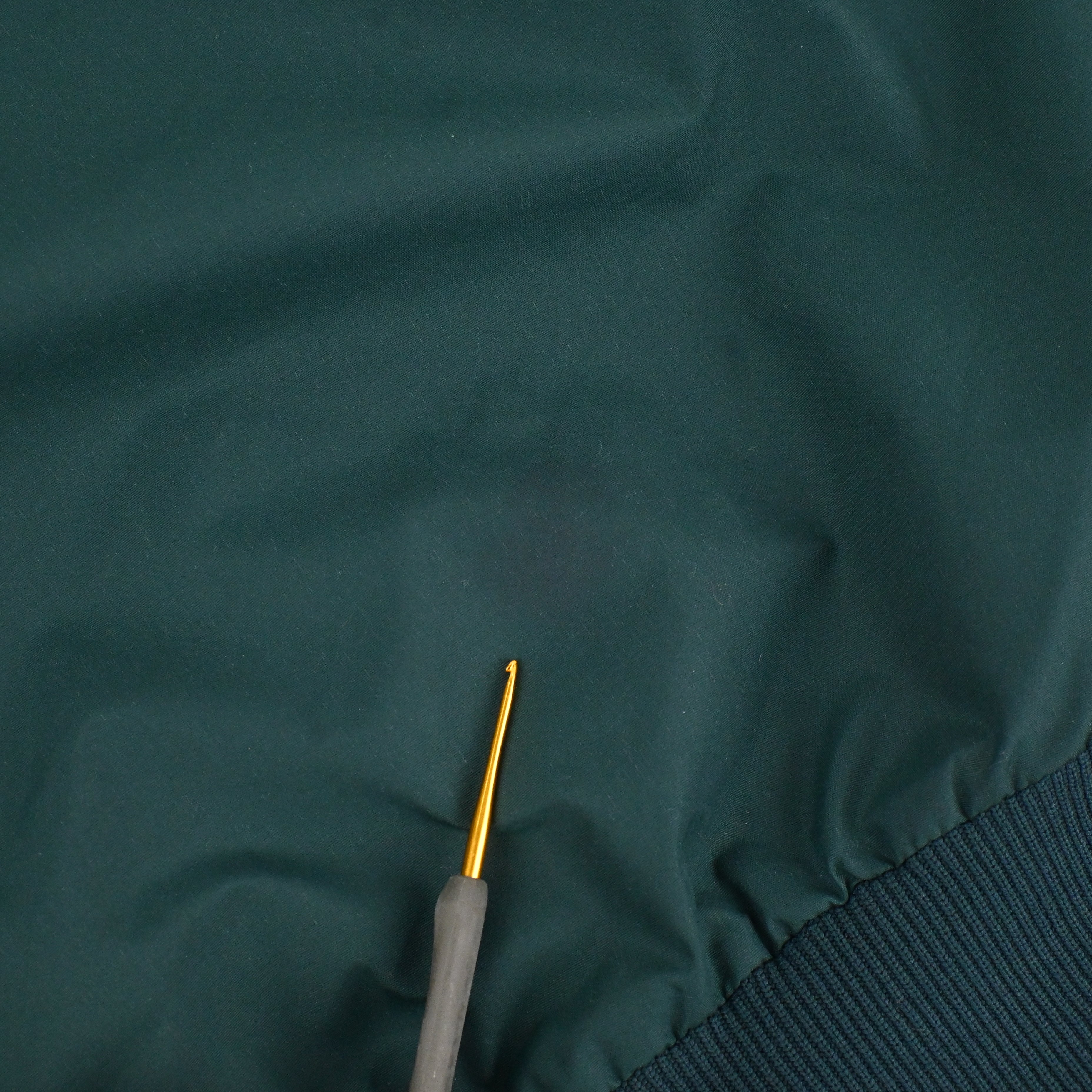 背面に薄く汚れがございます。