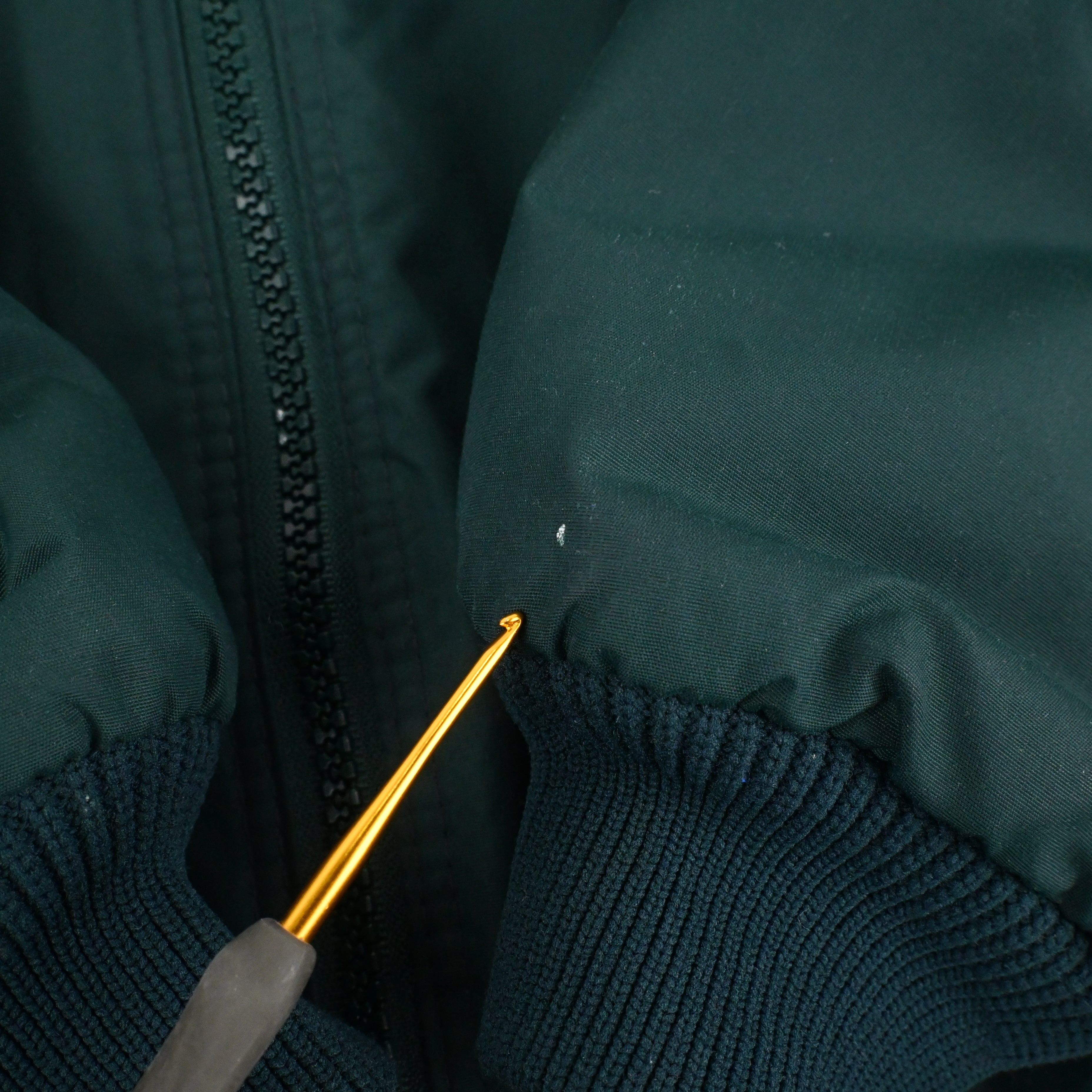 袖口に汚れがございます。