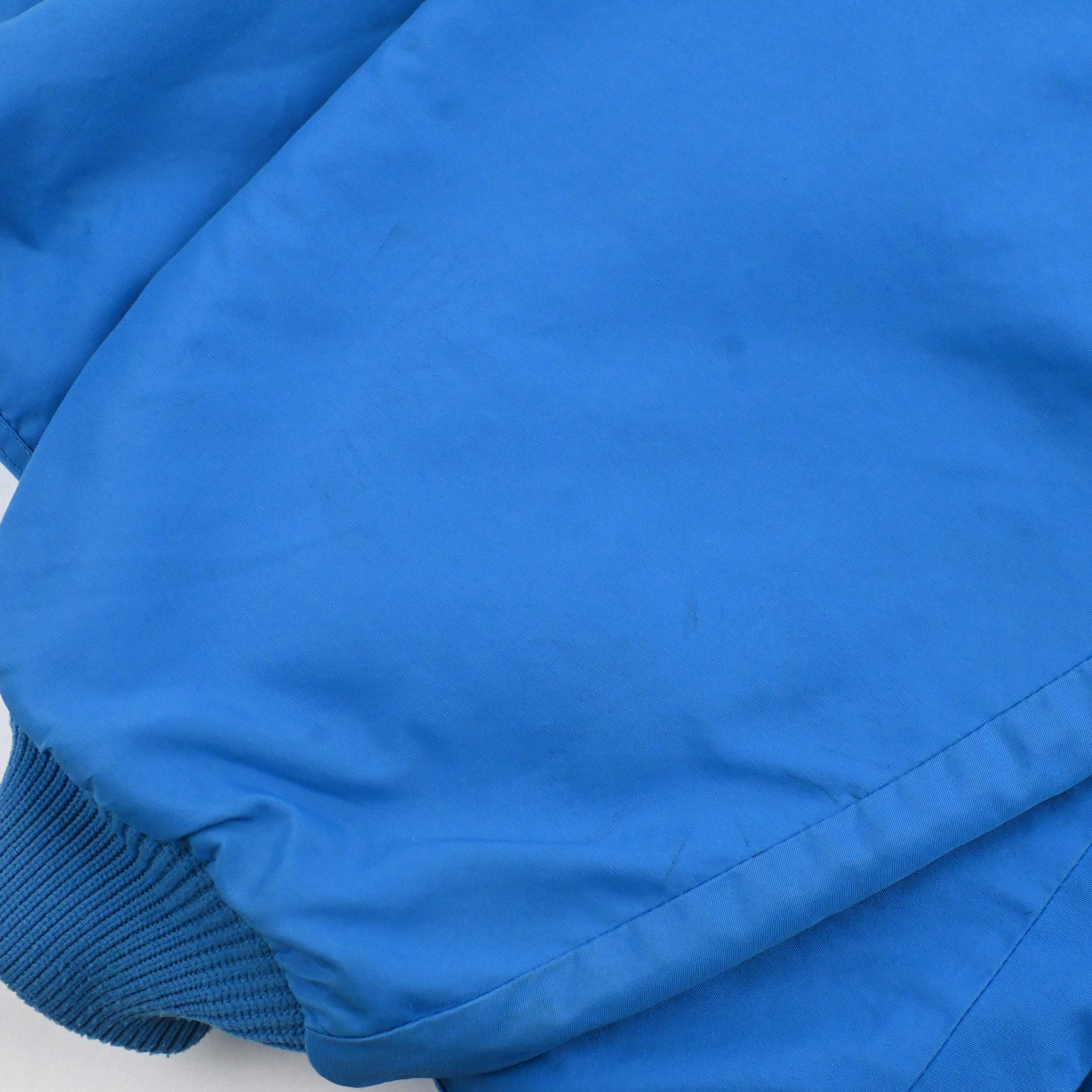 袖口に薄っすらと汚れがございます。