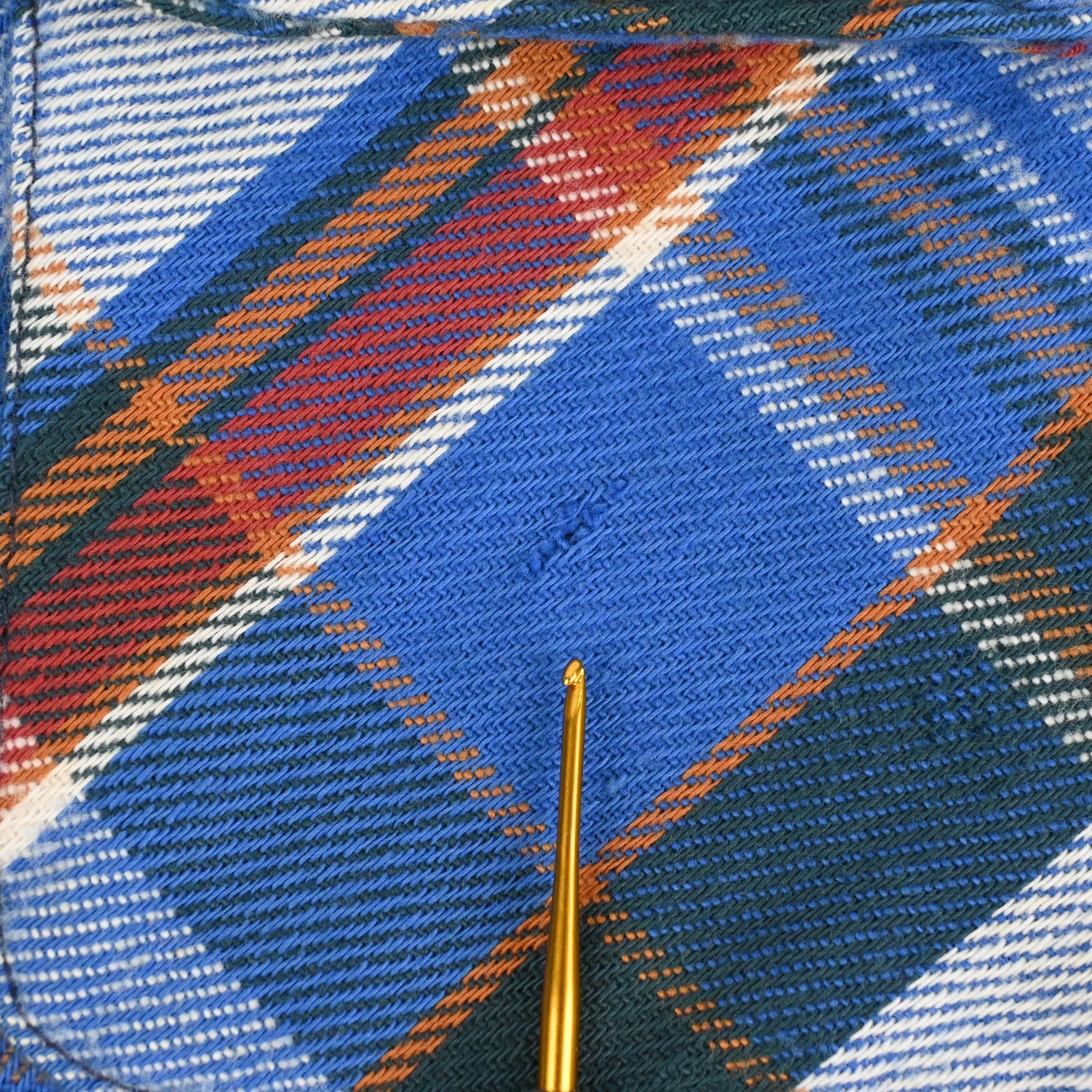 ポケットにダメージがございます。