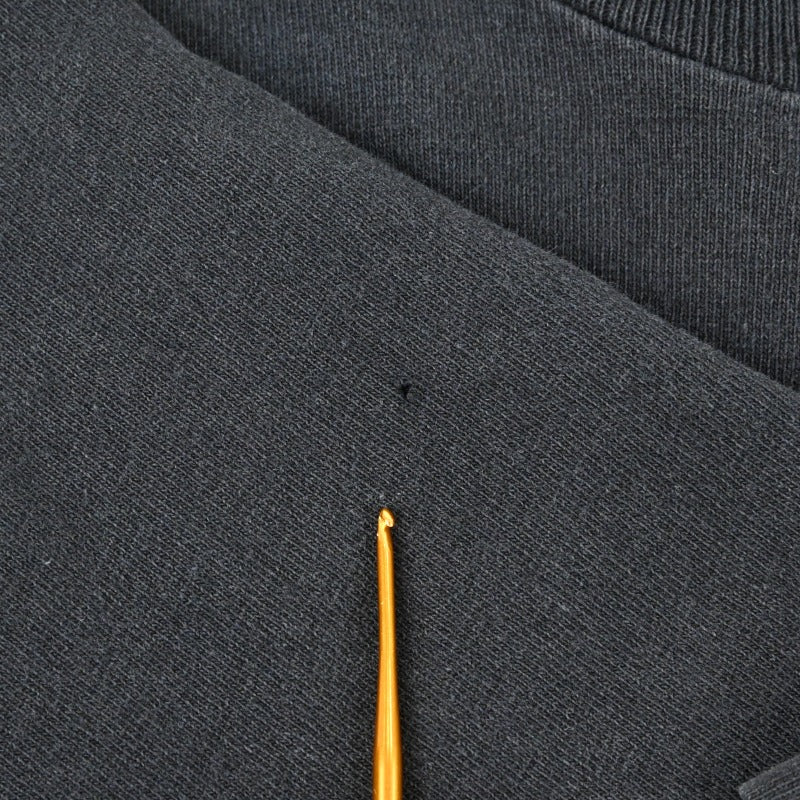 背面にピンホールがございます。