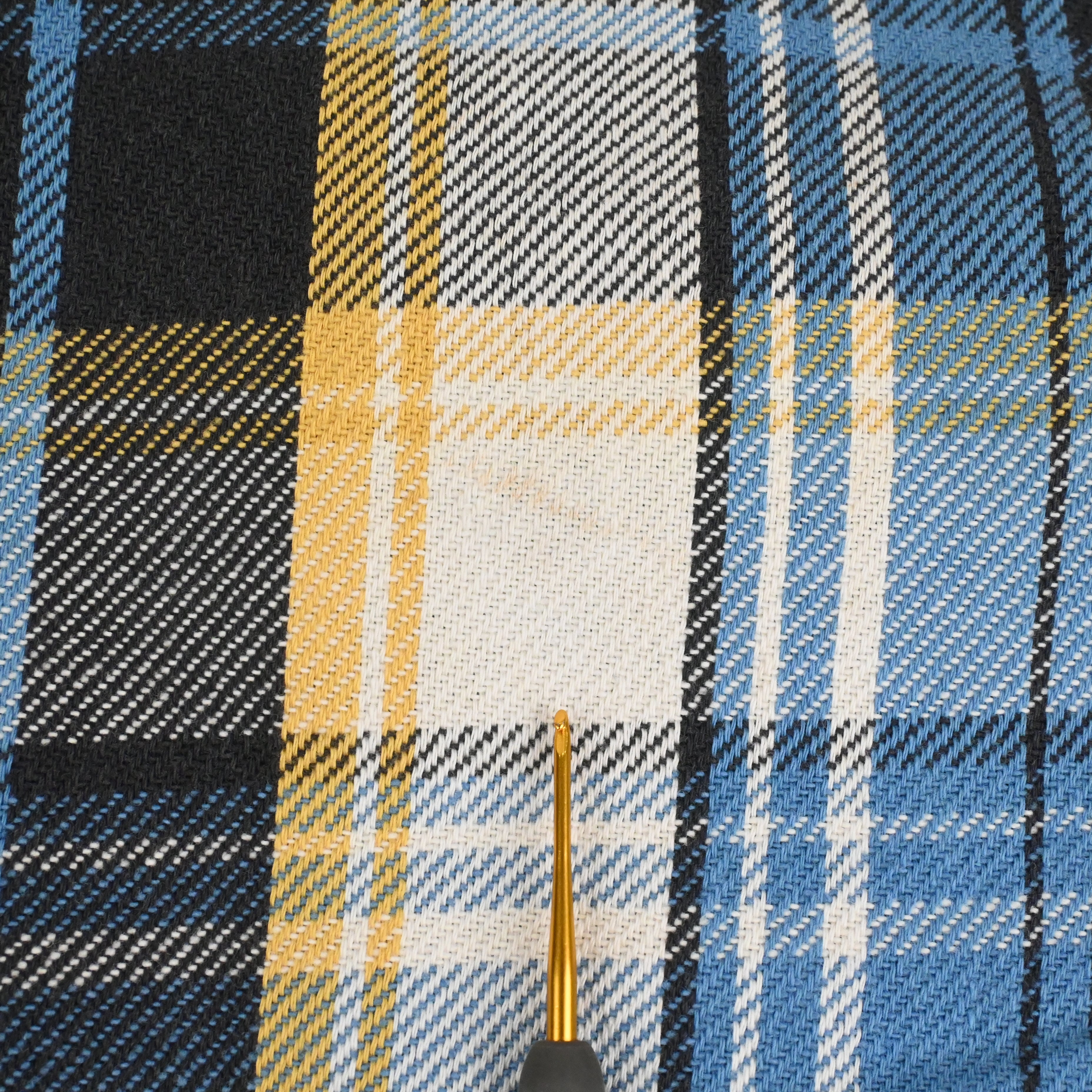 背面に薄い汚れがございます。