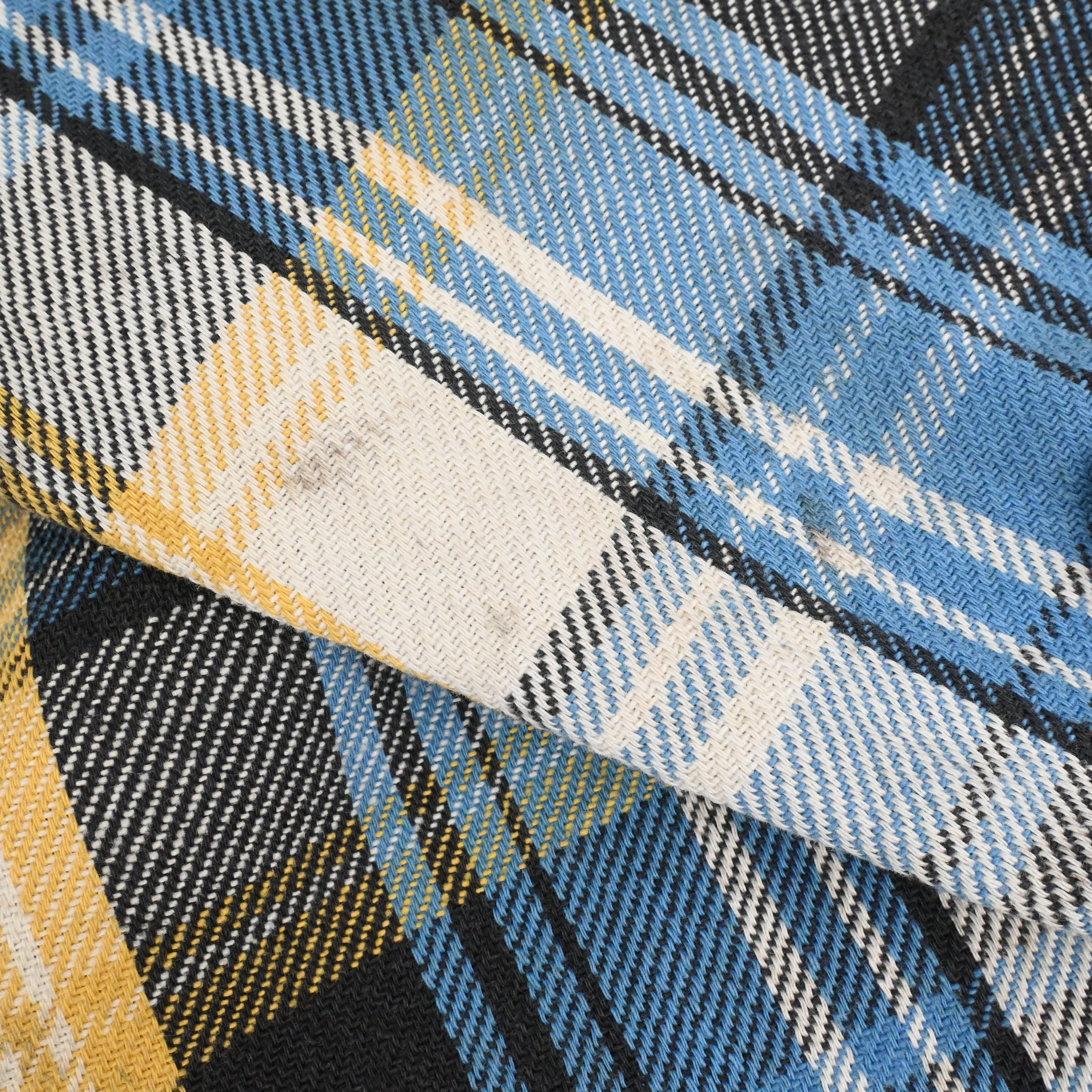 袖に薄い汚れがございます。