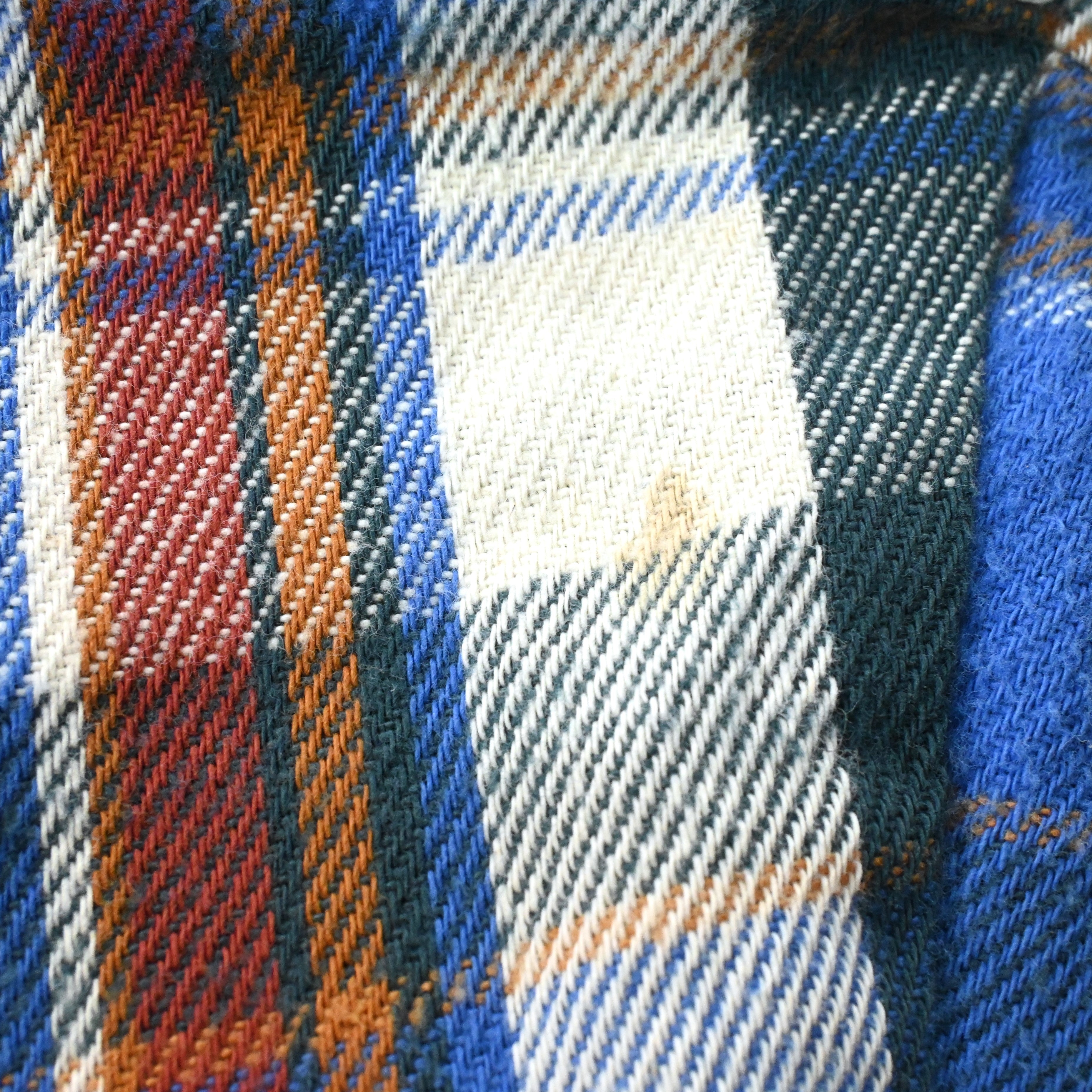 フロント袖口付近に汚れがございます。