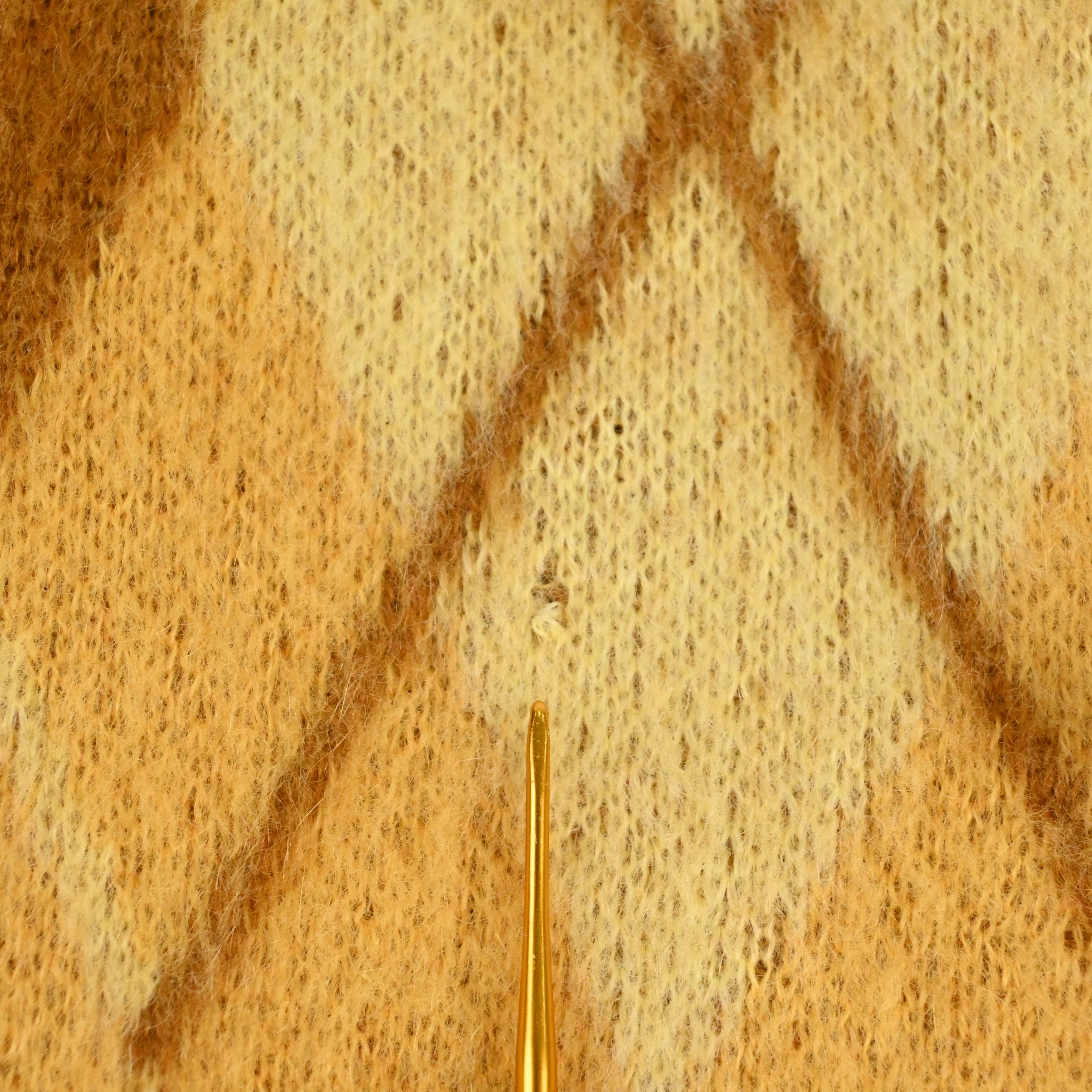 フロントにホツレがございます。