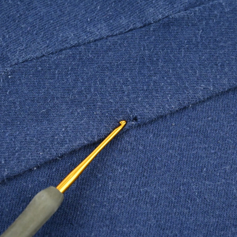 袖にピンホールがございます。