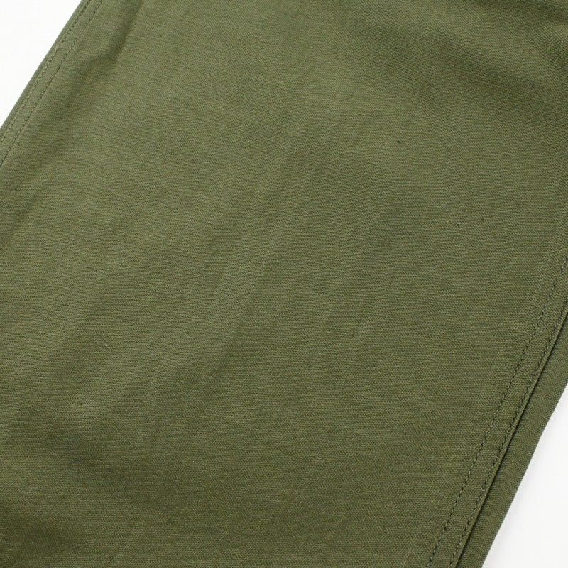 フロントに軽い毛羽立ちがございます。