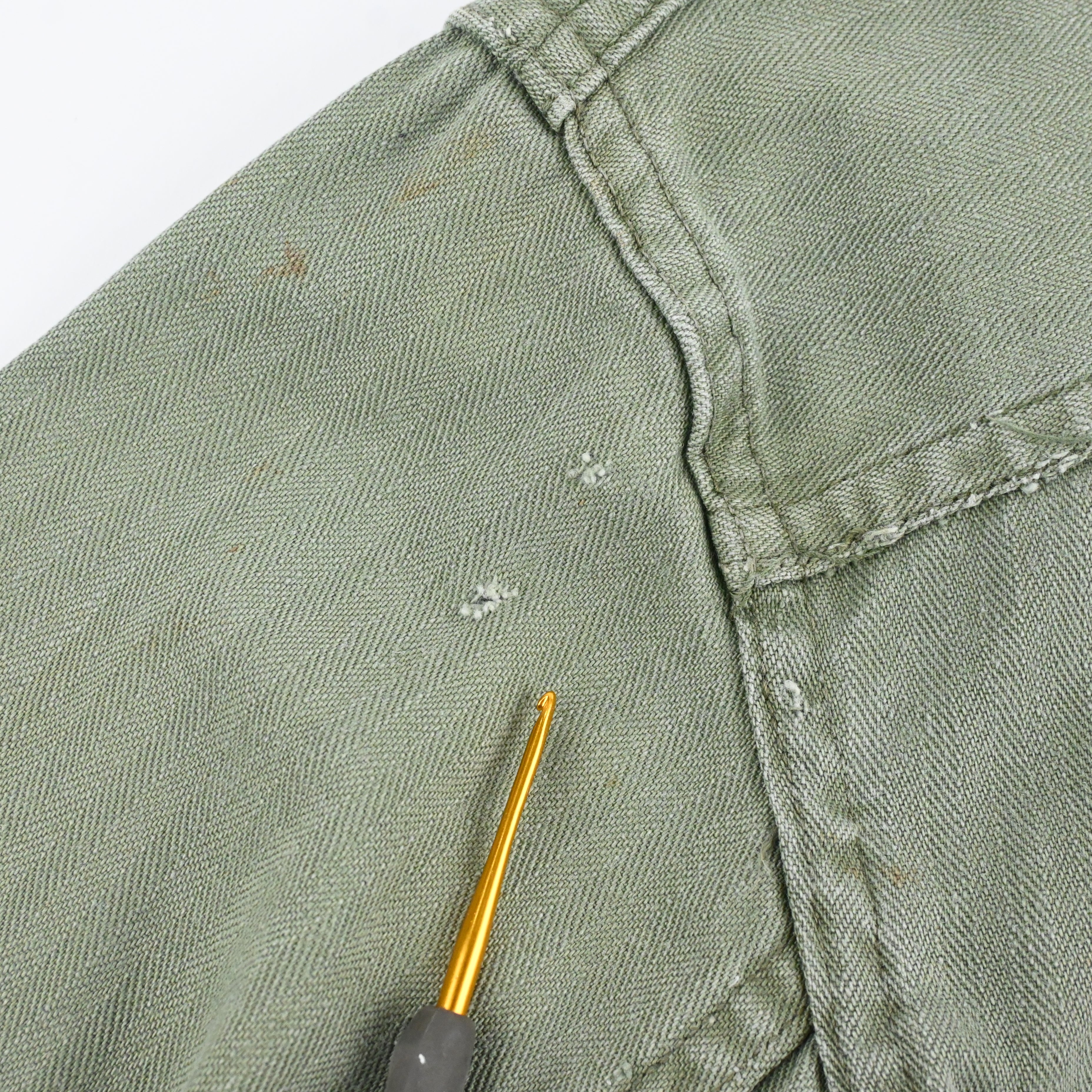 左肩裏に細かな傷がございます。