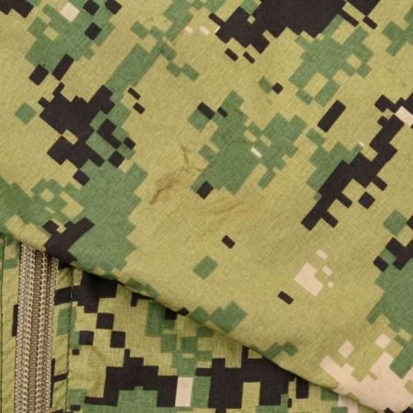 袖口に汚れがございます。