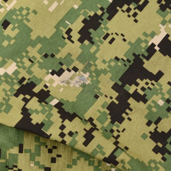 袖口に汚れがございます。