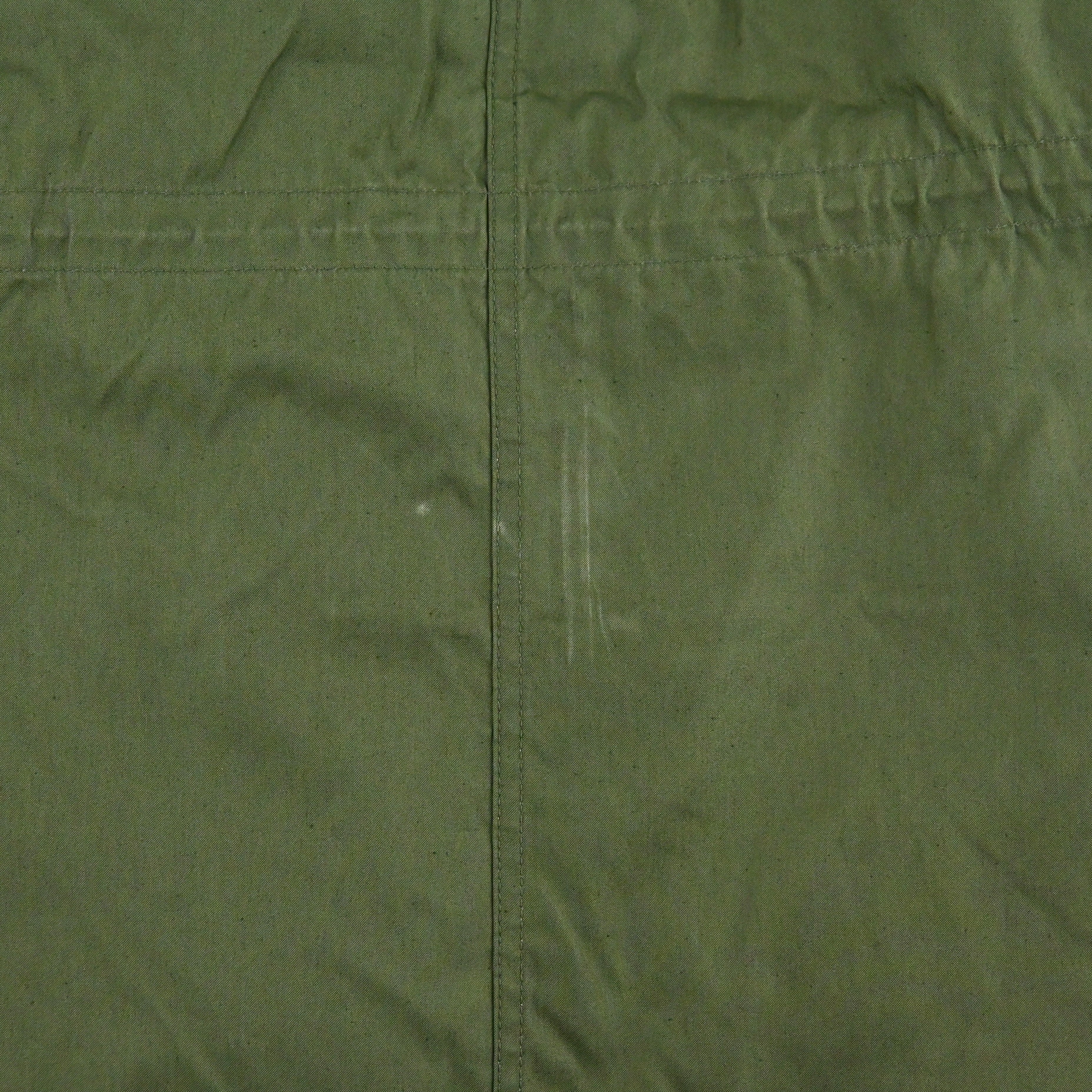 背面に若干の擦れがございます。