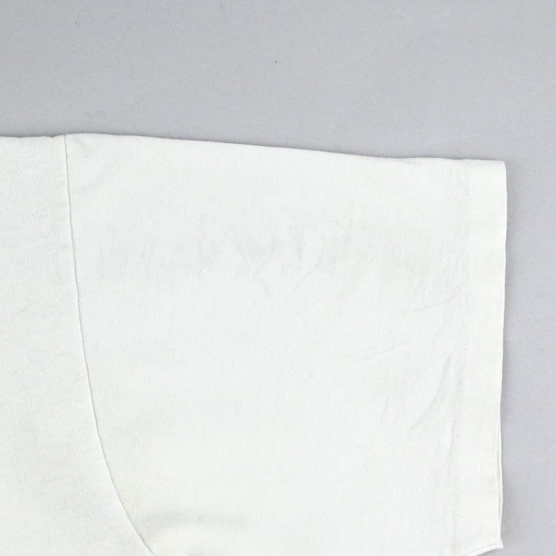 フロント袖に薄い汚れがございます。