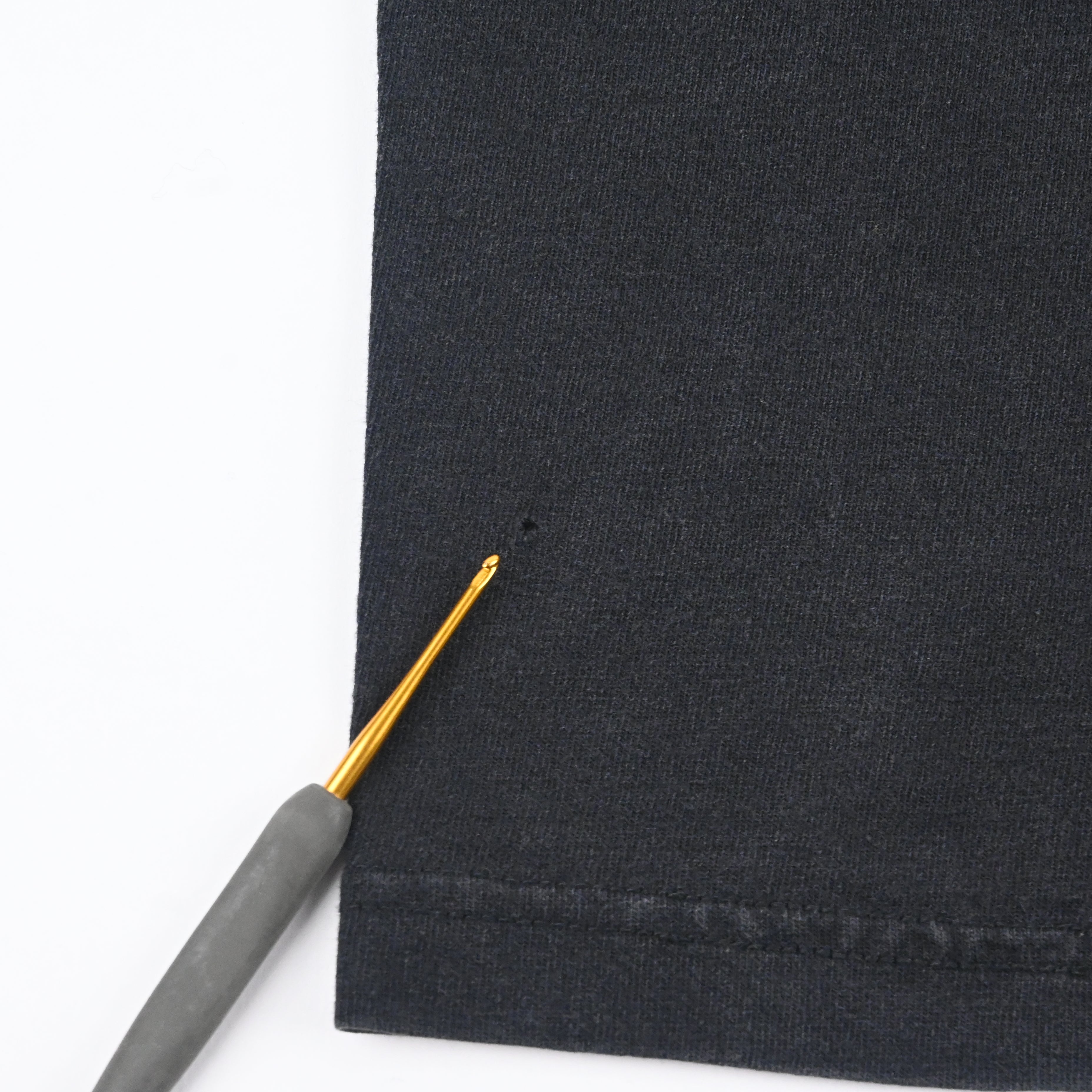 左裾にピンホールがございます。