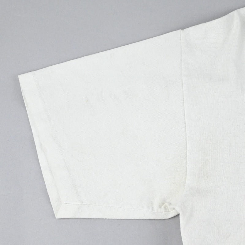 フロント袖に薄い汚れがございます。