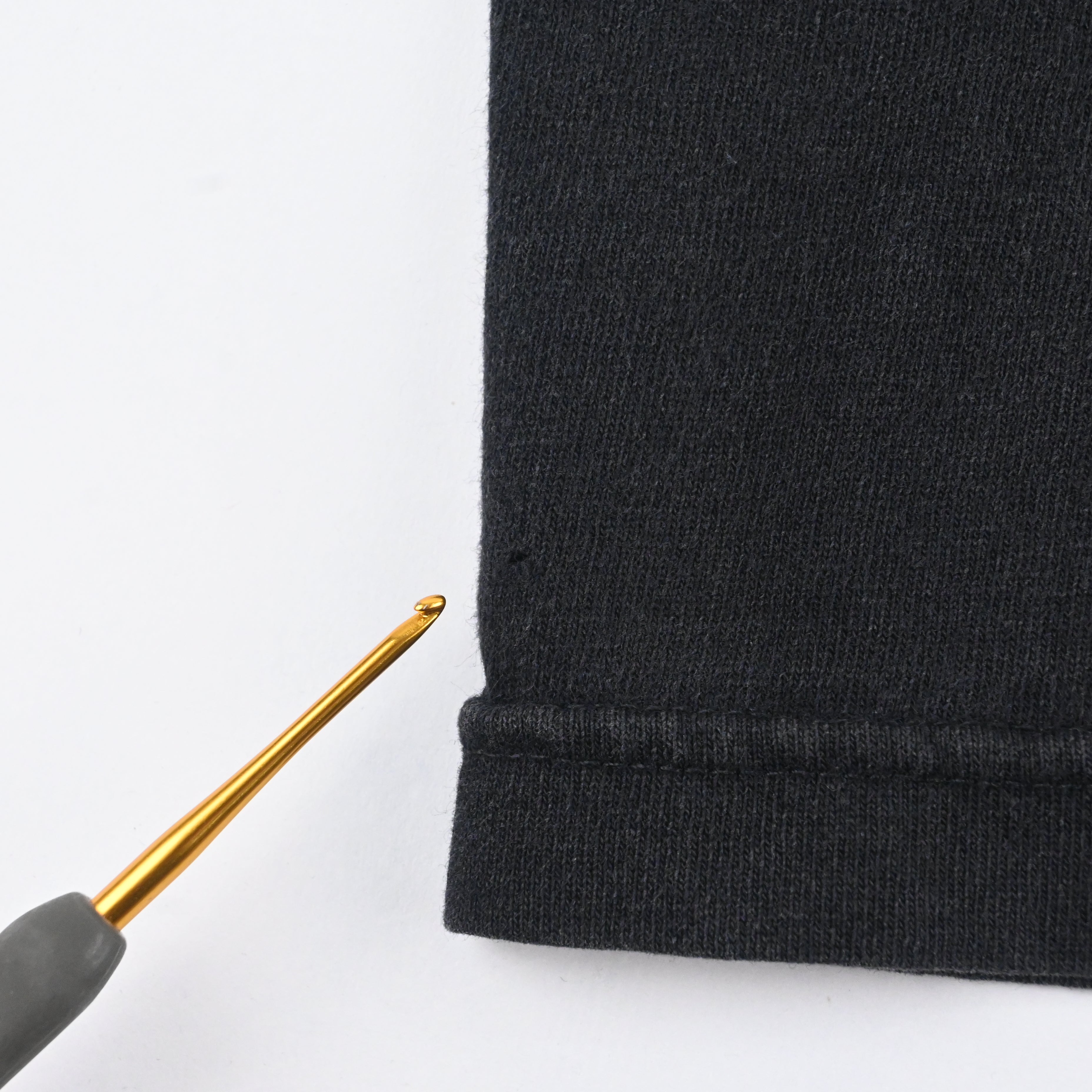 右裾にピンホールがございます。