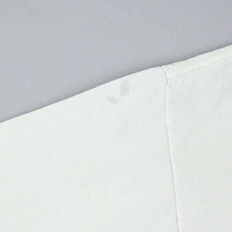 背面袖に薄い汚れがございます。