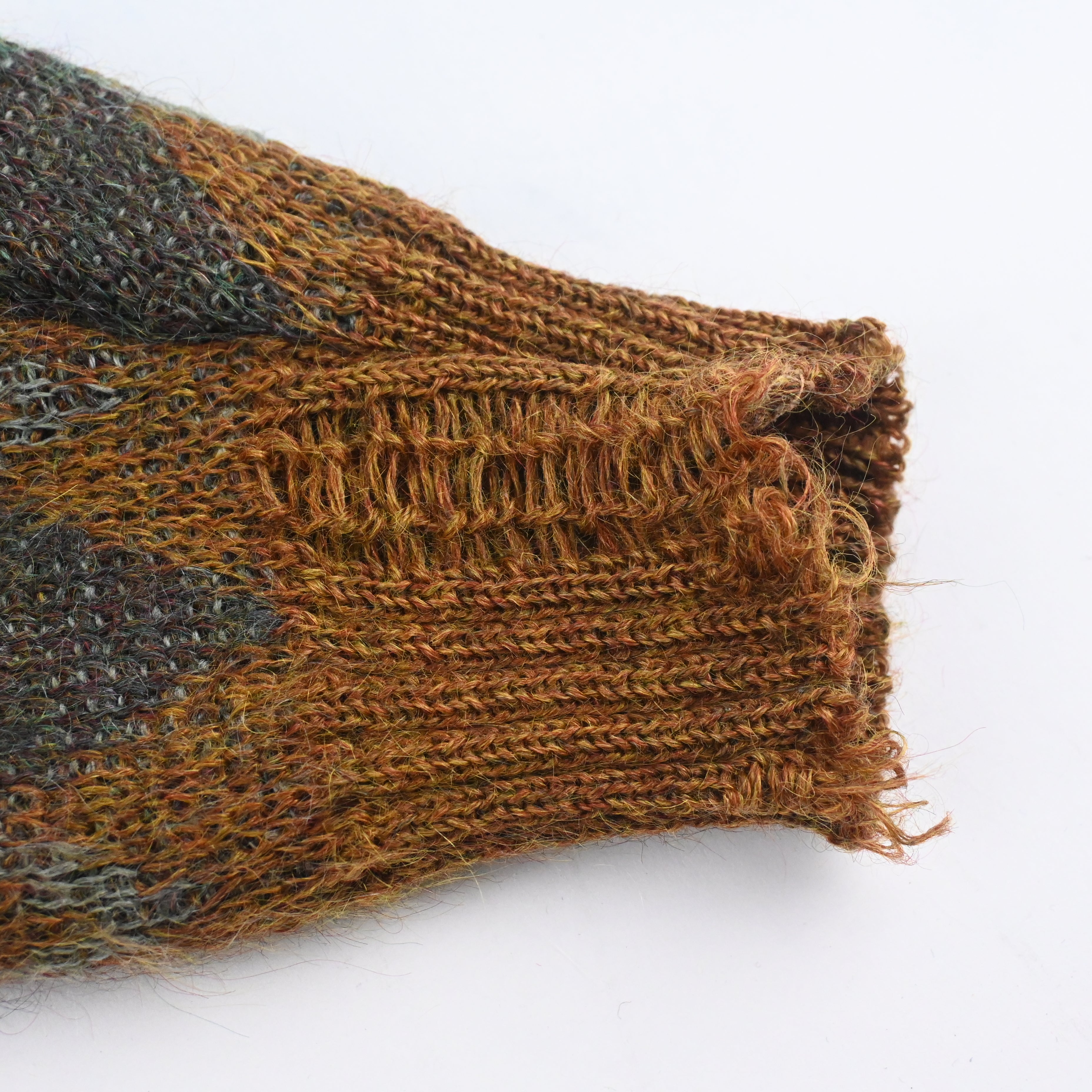 右袖口にホツレがございます。