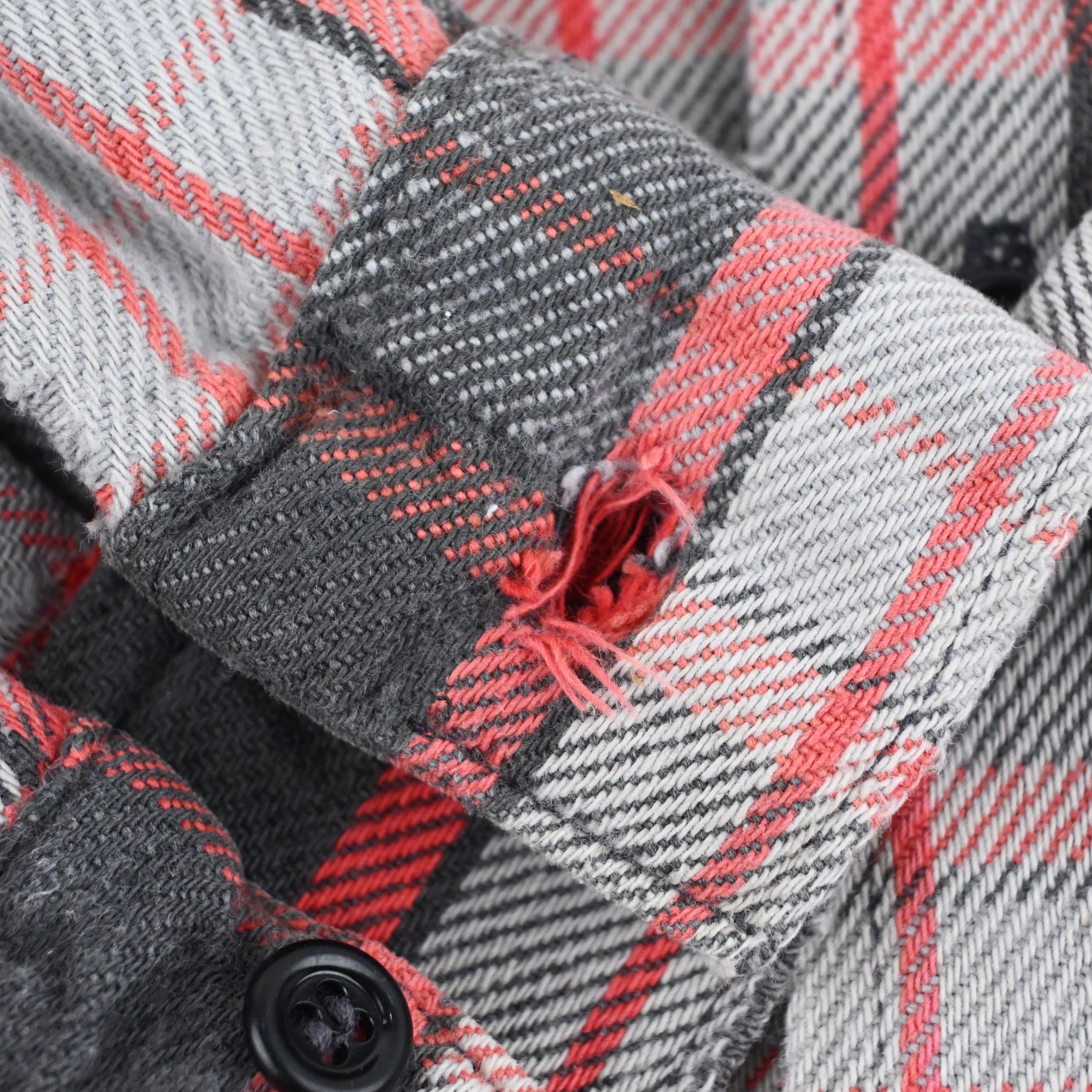 右袖のボタンホールにホツレがございます。