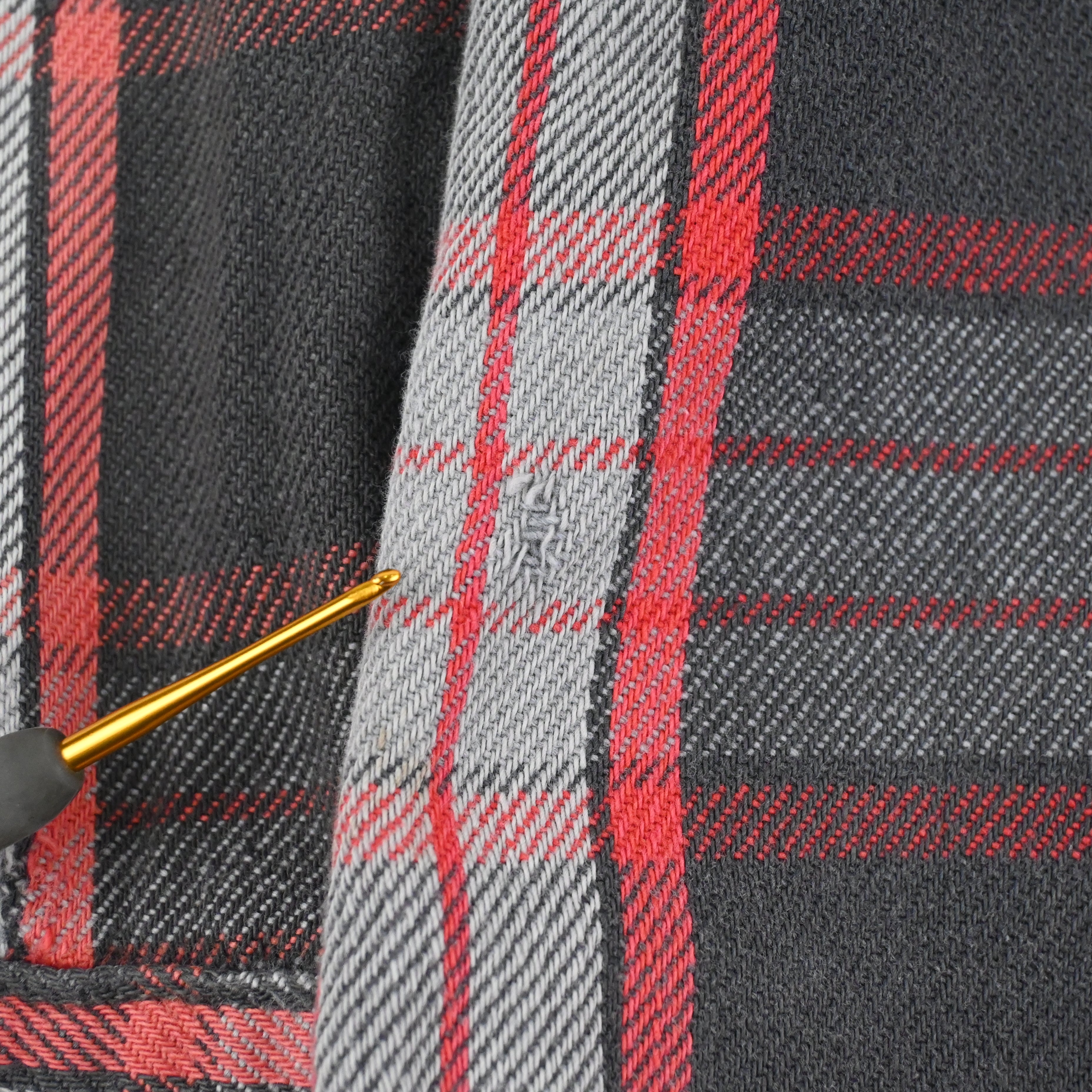 背面に擦れ部分がございます。