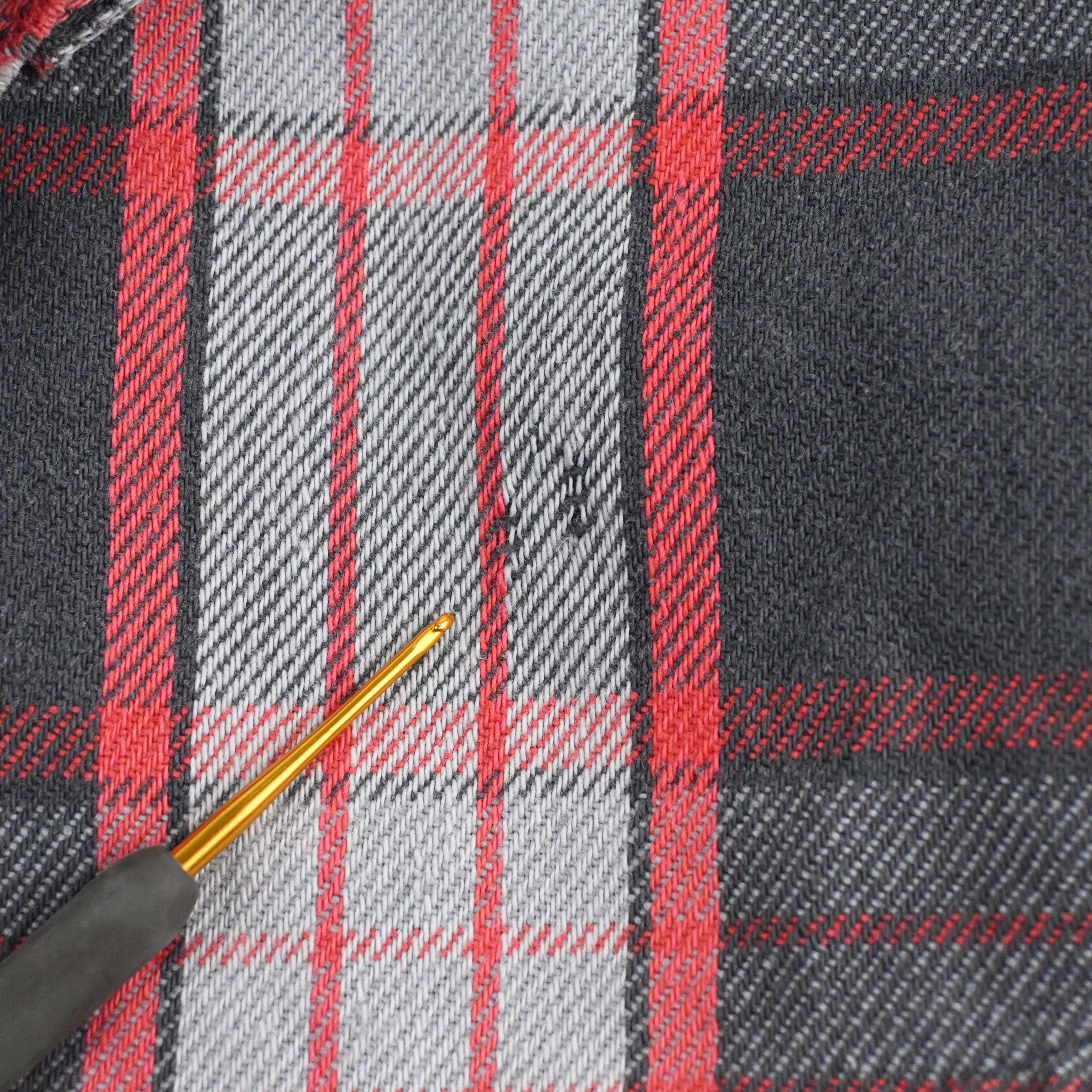 背面にホツレがございますが、表面上のもので、貫通はしておりません。