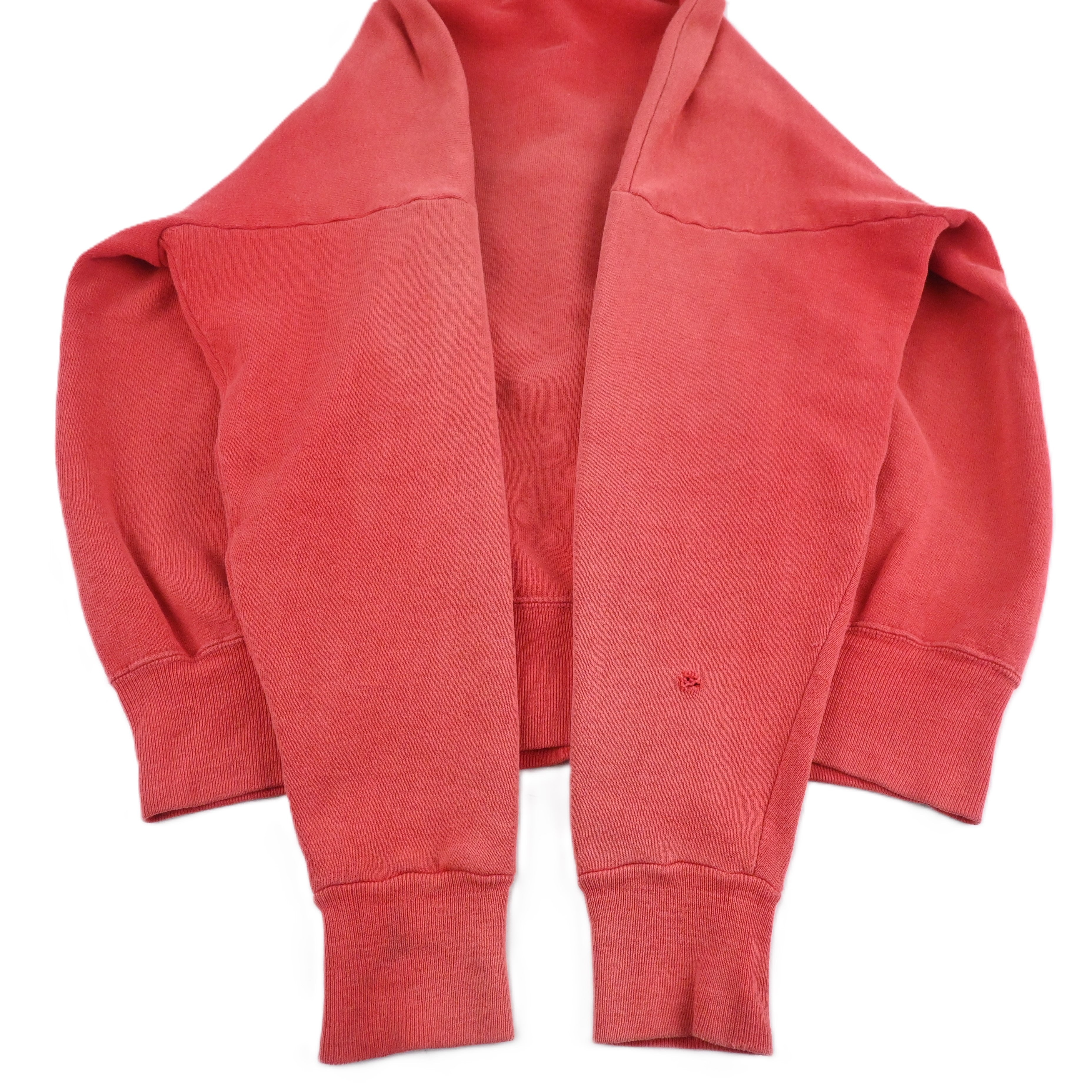 右袖にダメージがございます。