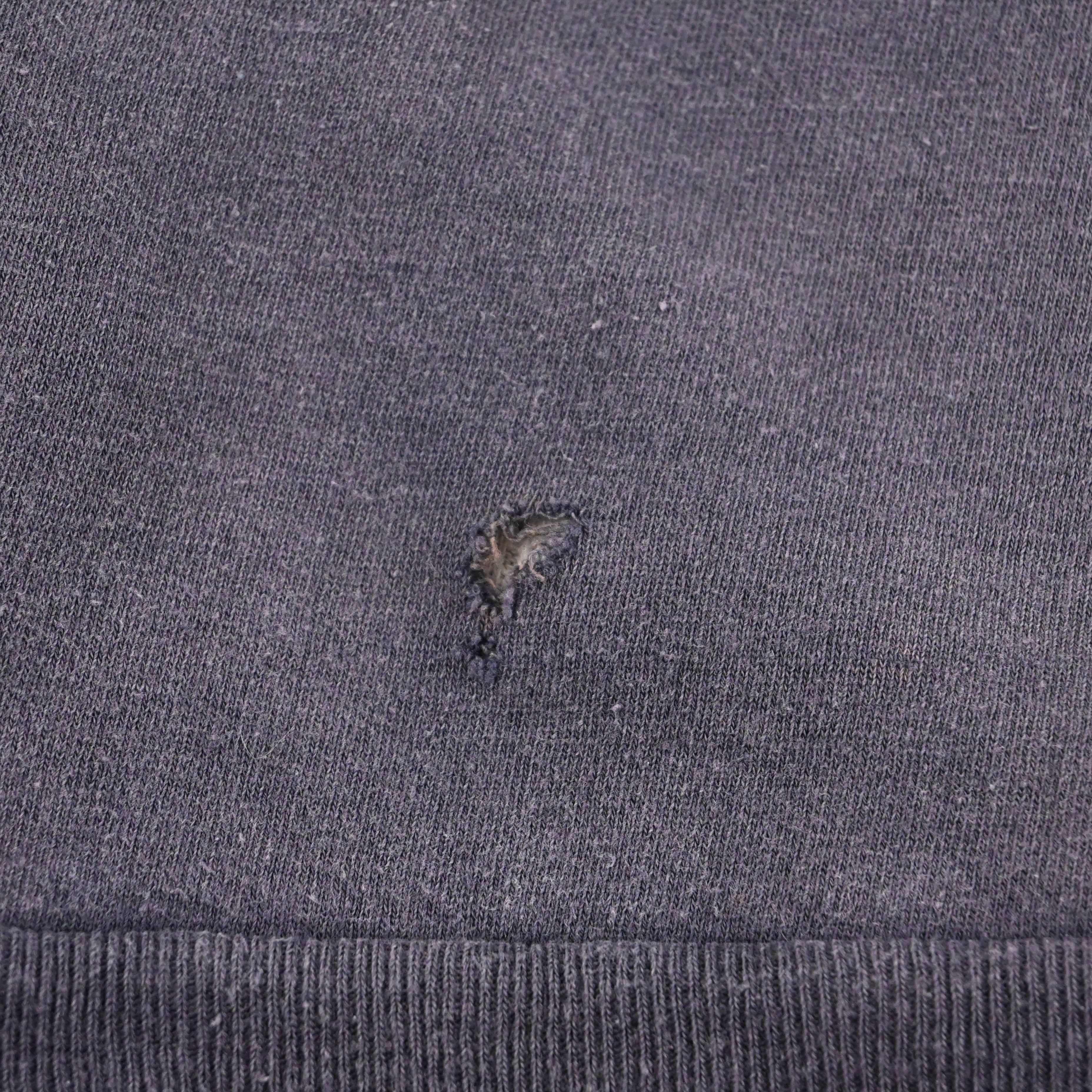 背面にダメージがございます。