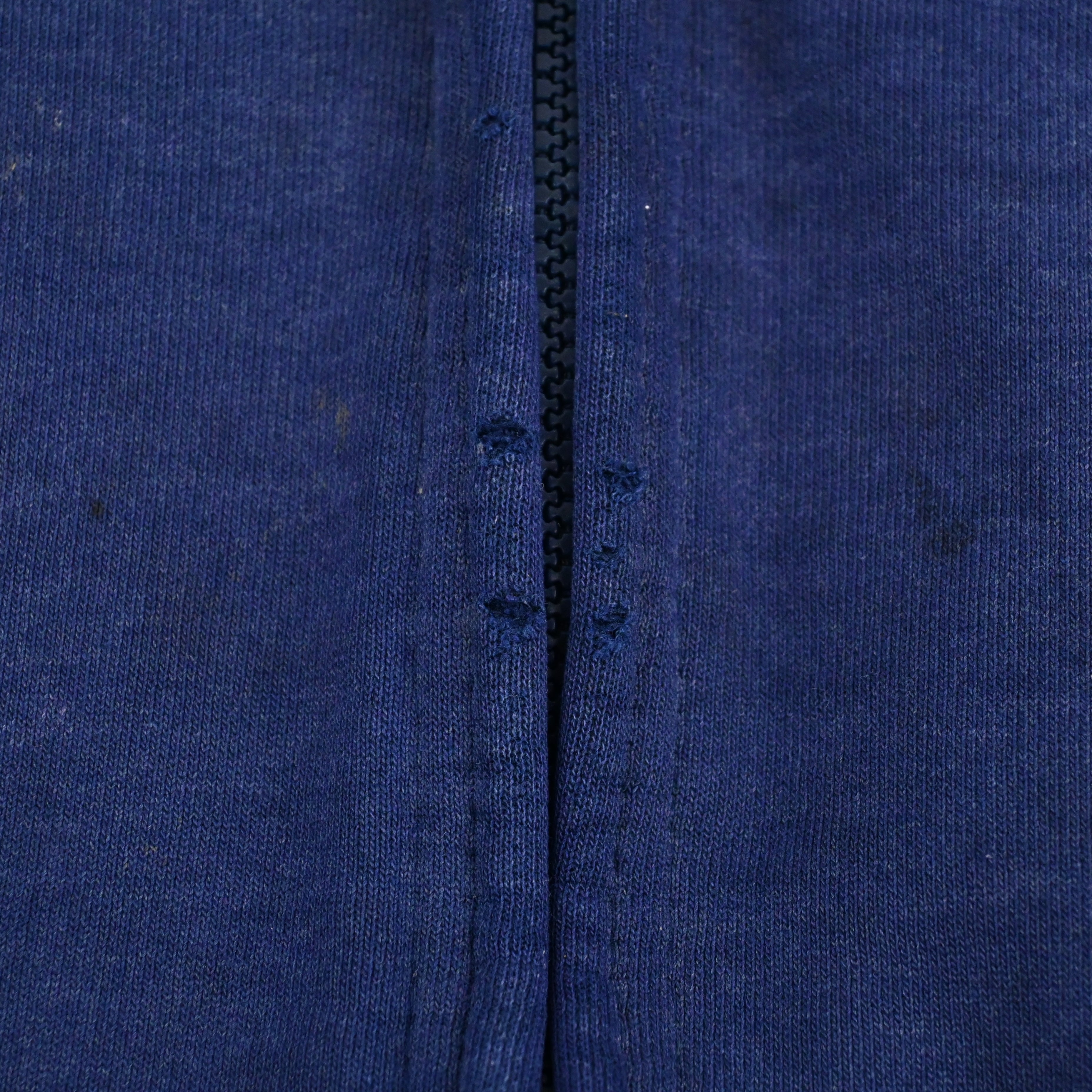 フロントにダメージがございます。