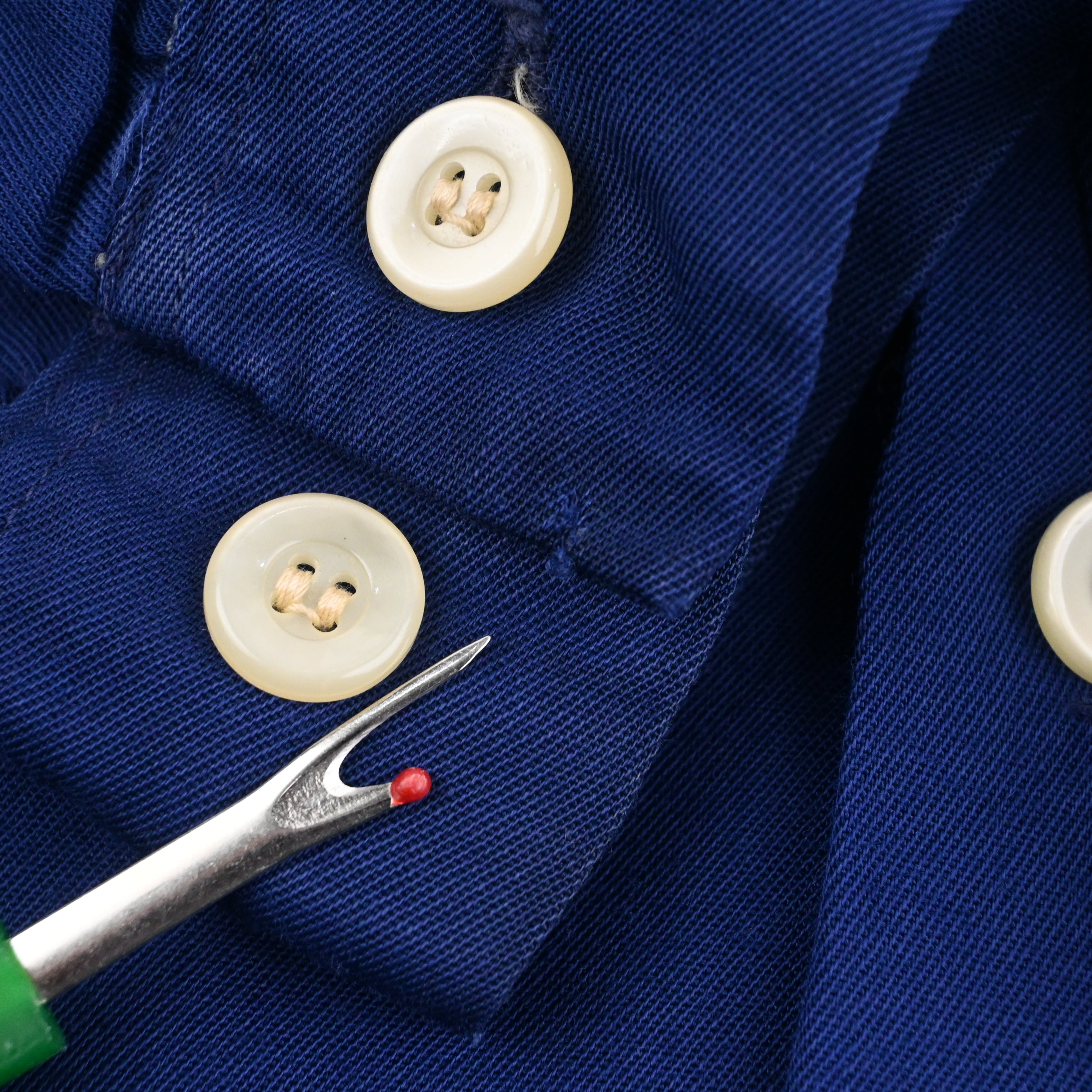 右袖に若干の擦れがございます。