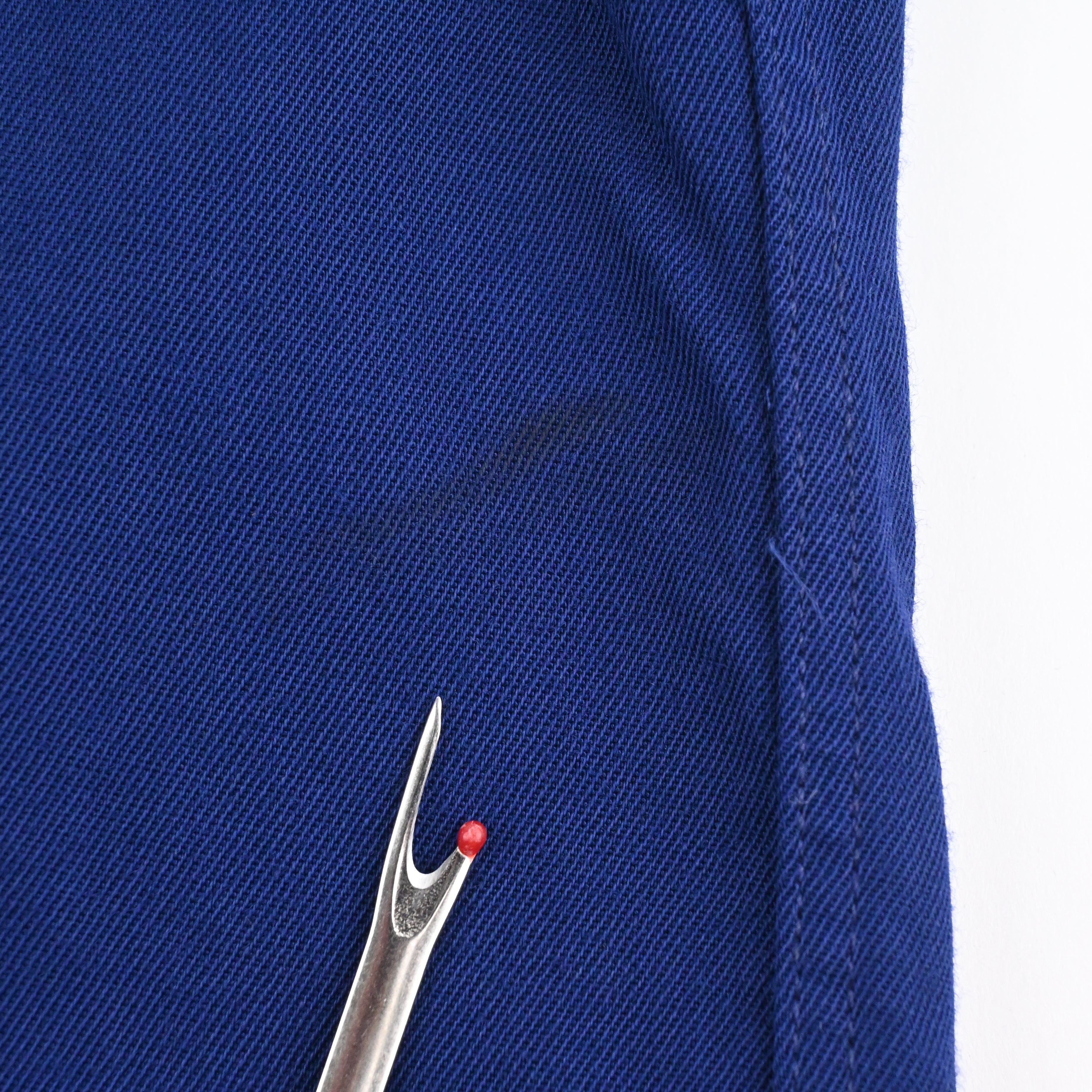 フロントに薄く汚れがございます。