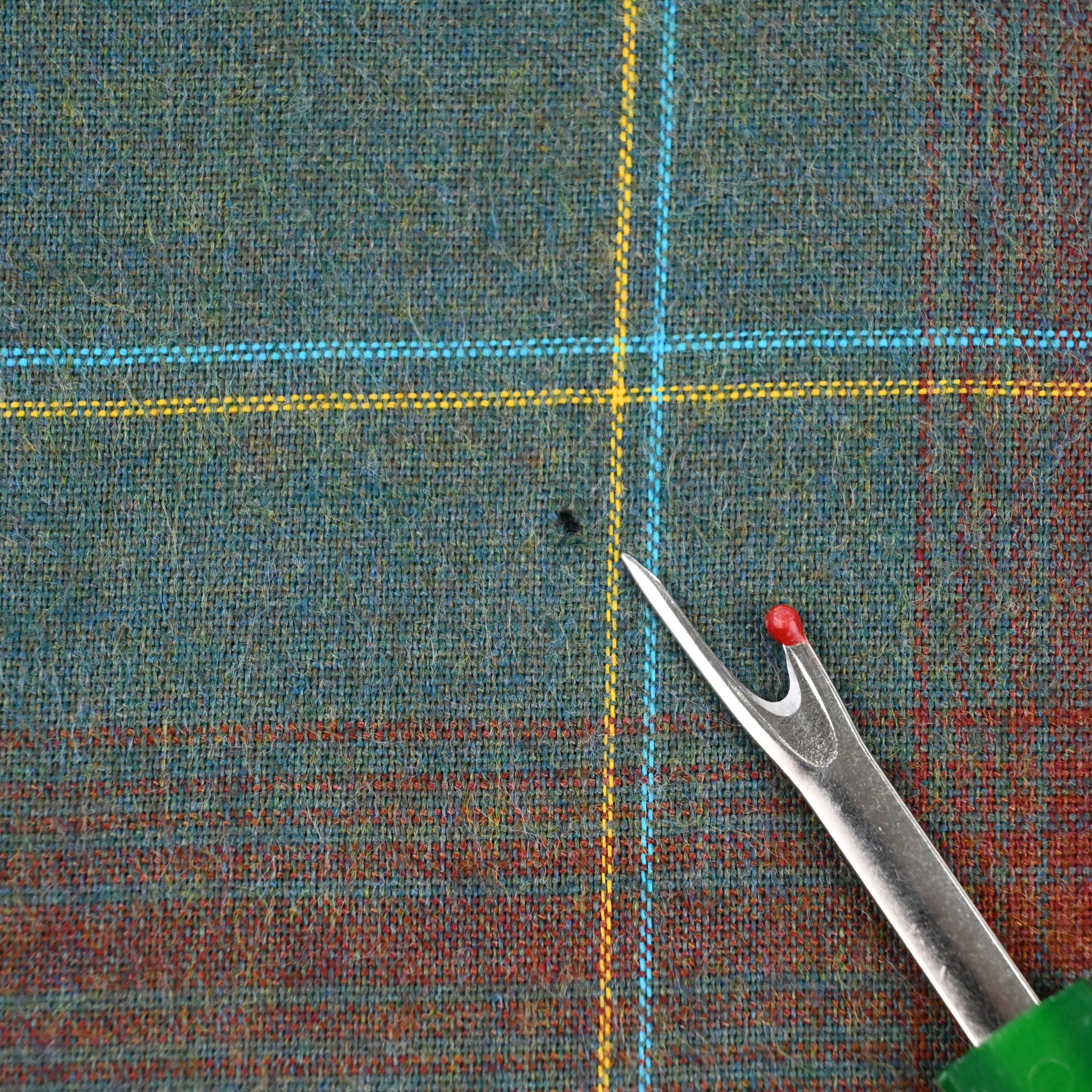 フロントに極小のダメージがございます。