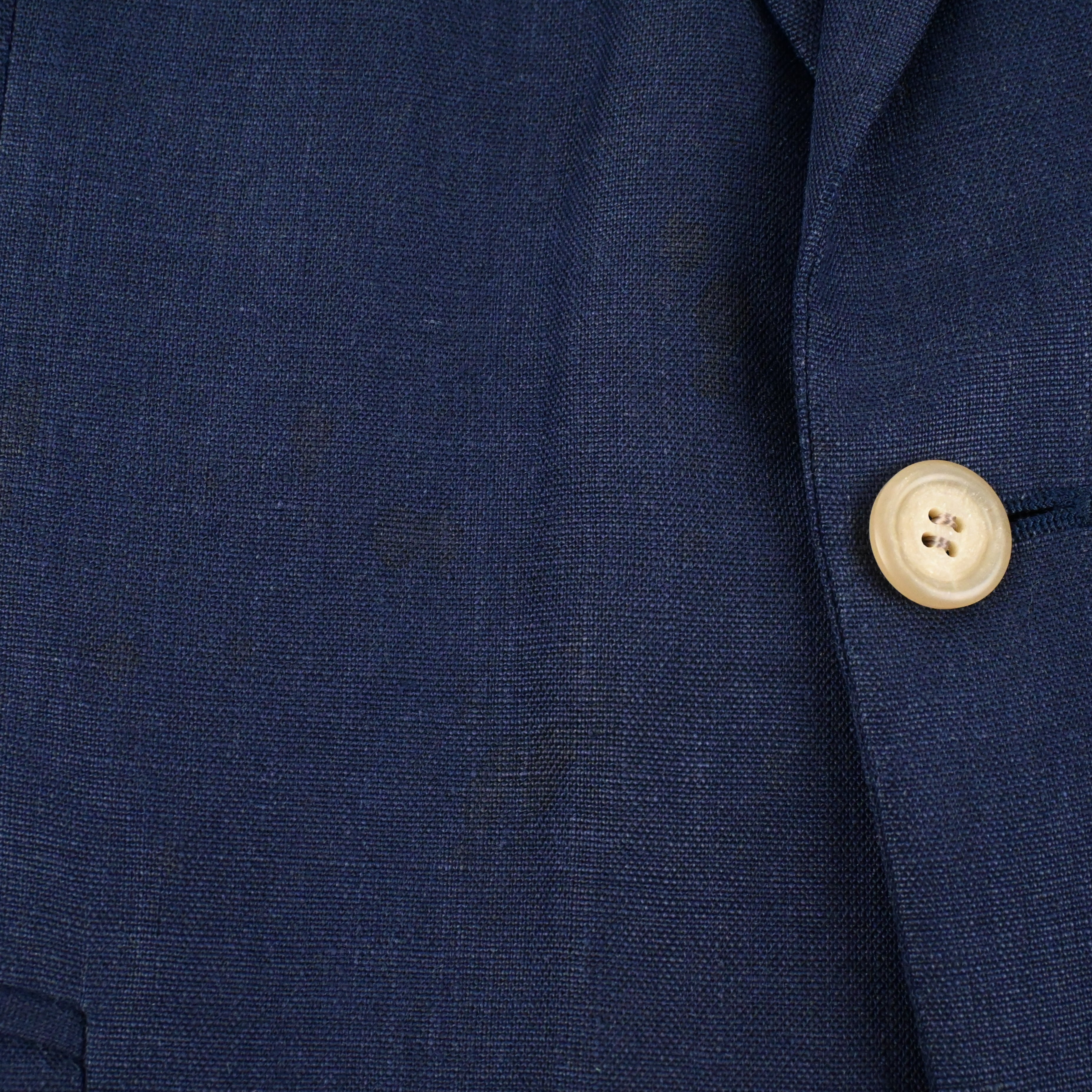 フロントに薄く汚れがございますが、目立つものではございません。