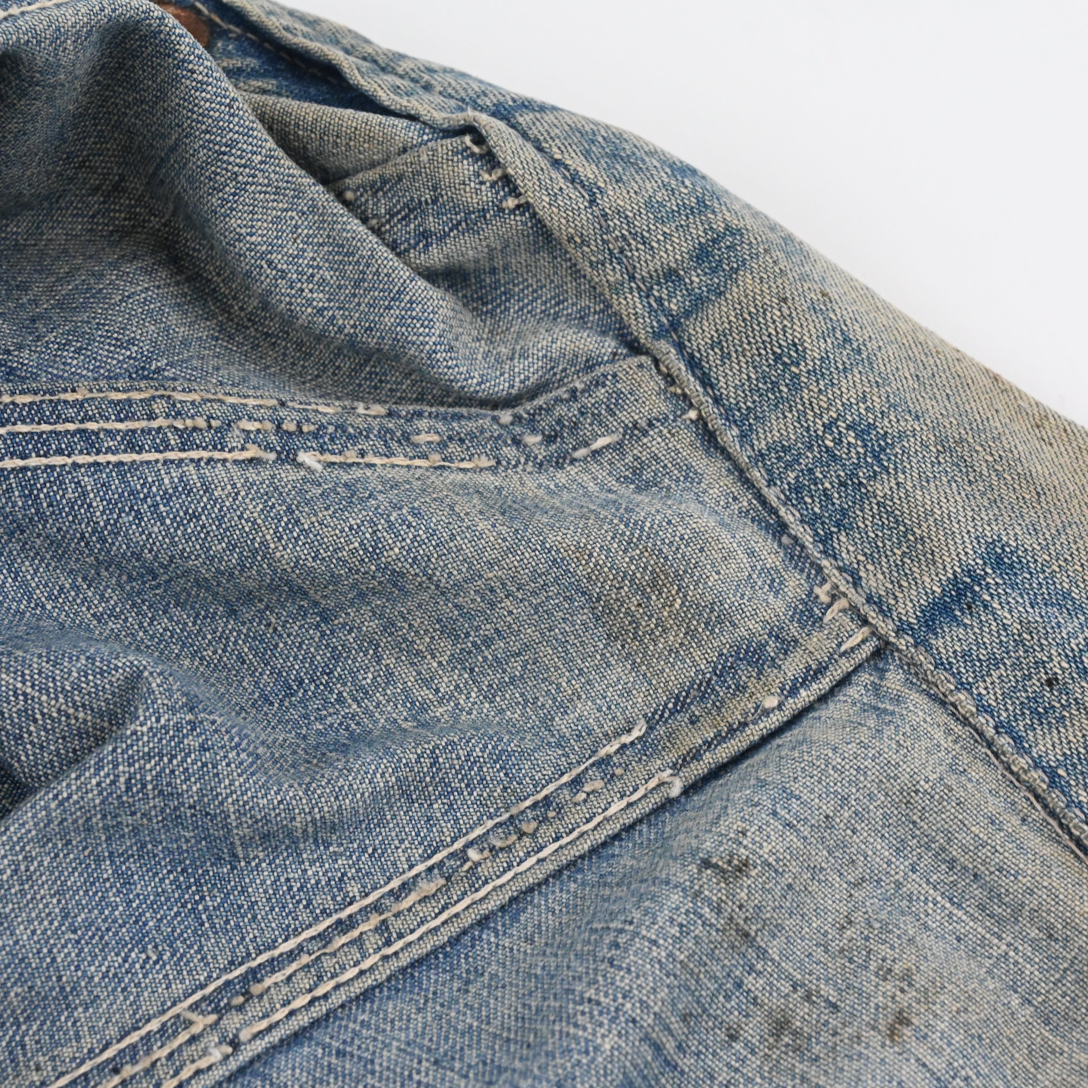 ステッチ飛びがございます。