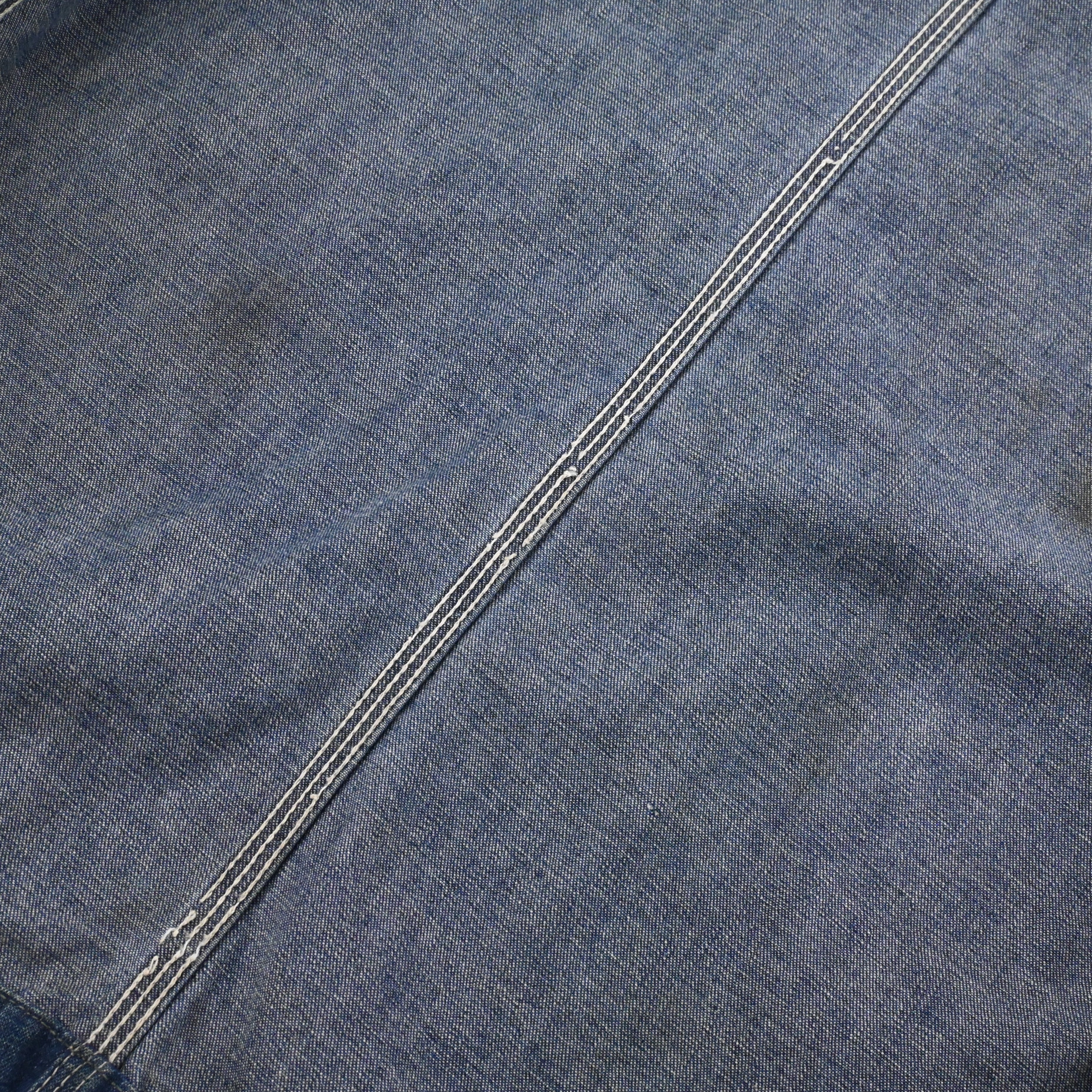 内側ステッチ飛びがございます。