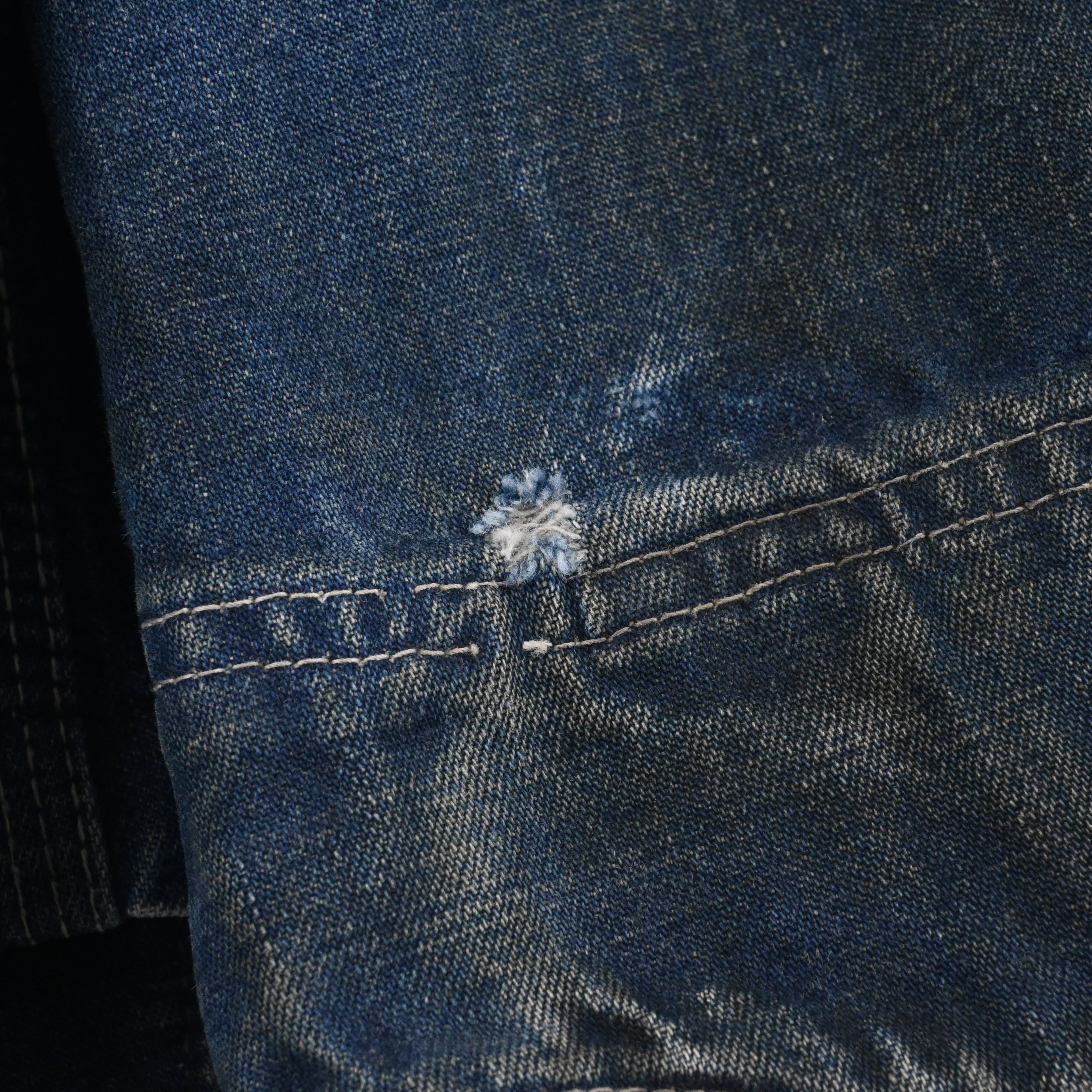 袖にダメージがございます。