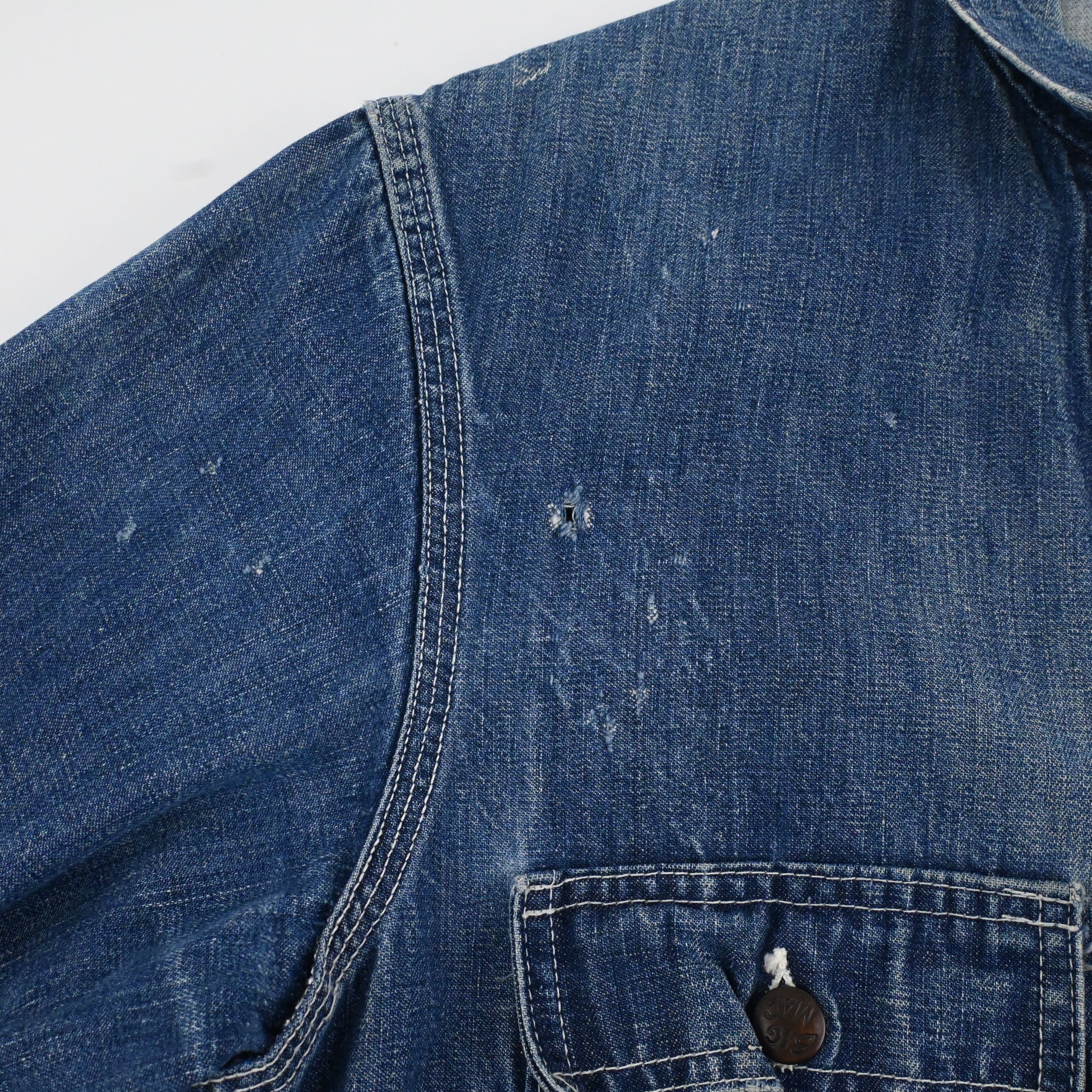 フロントにダメージがございます。