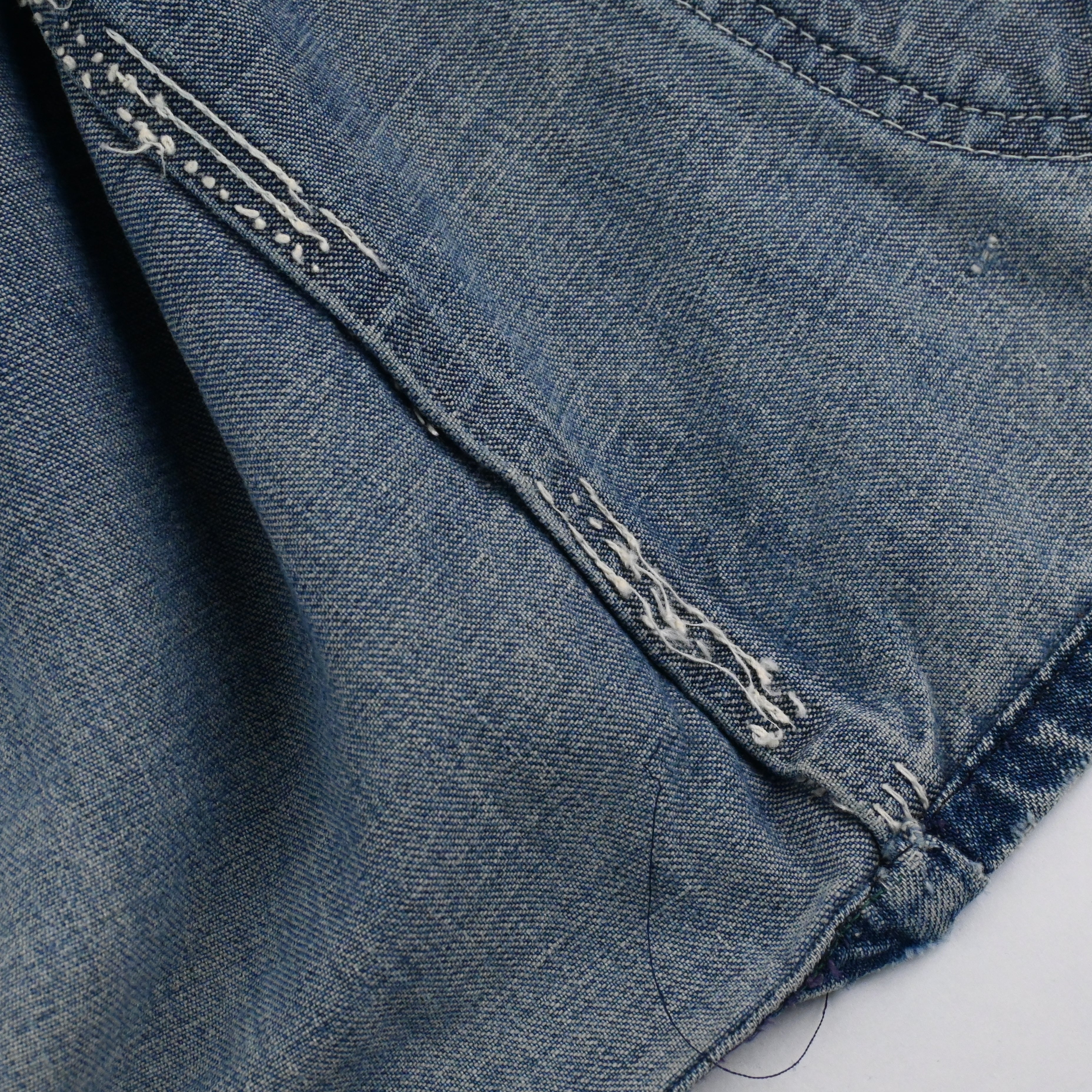 内側にステッチ飛びがございます。