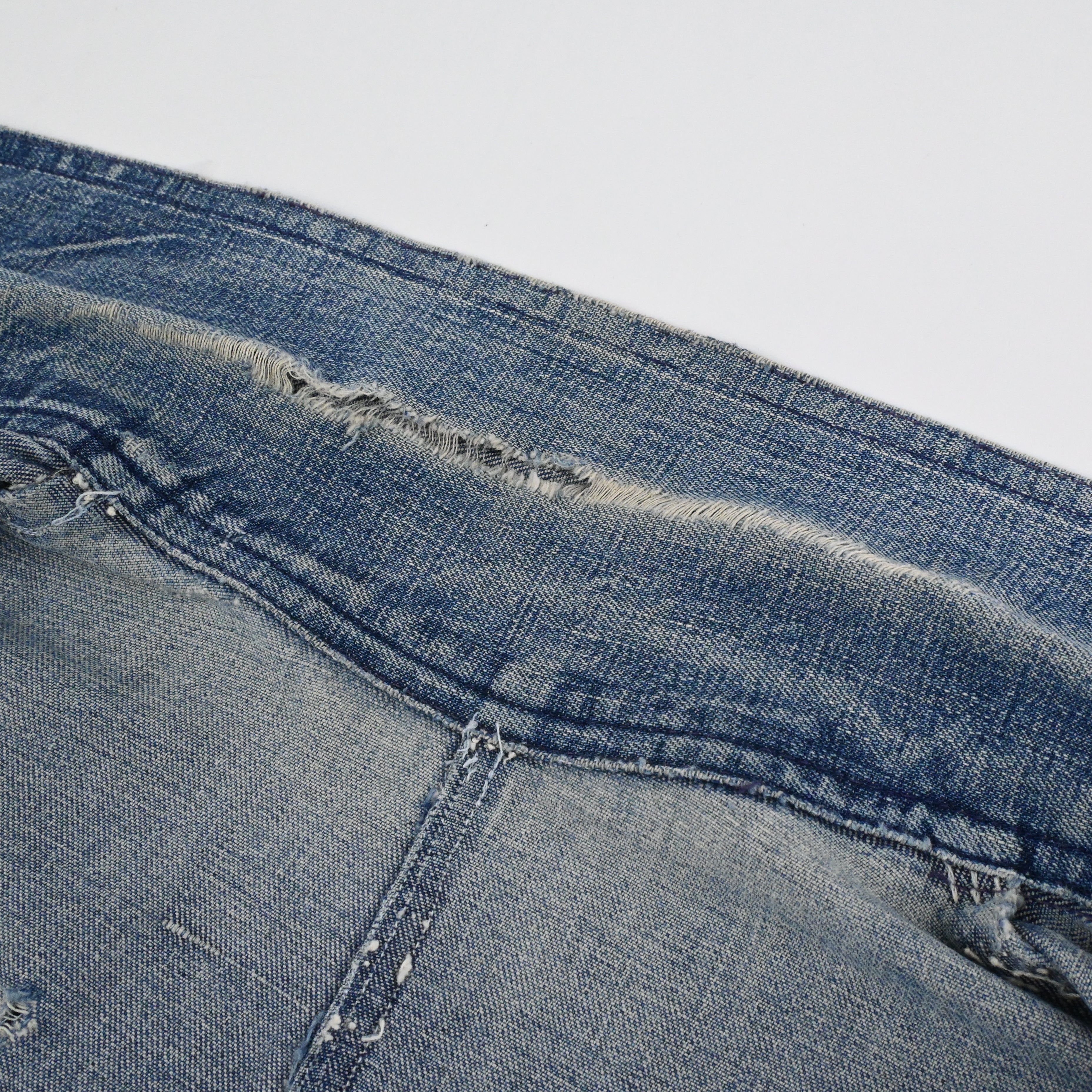 襟にダメージがございます。