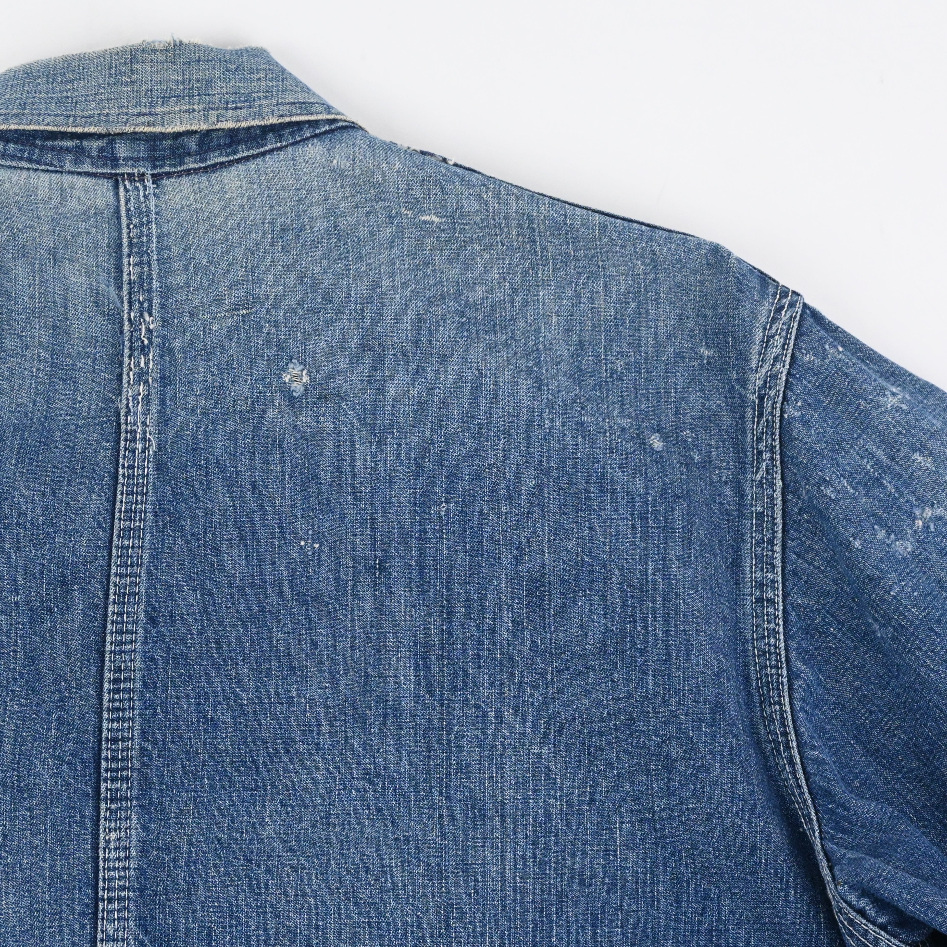 背面に細かなダメージがございます。