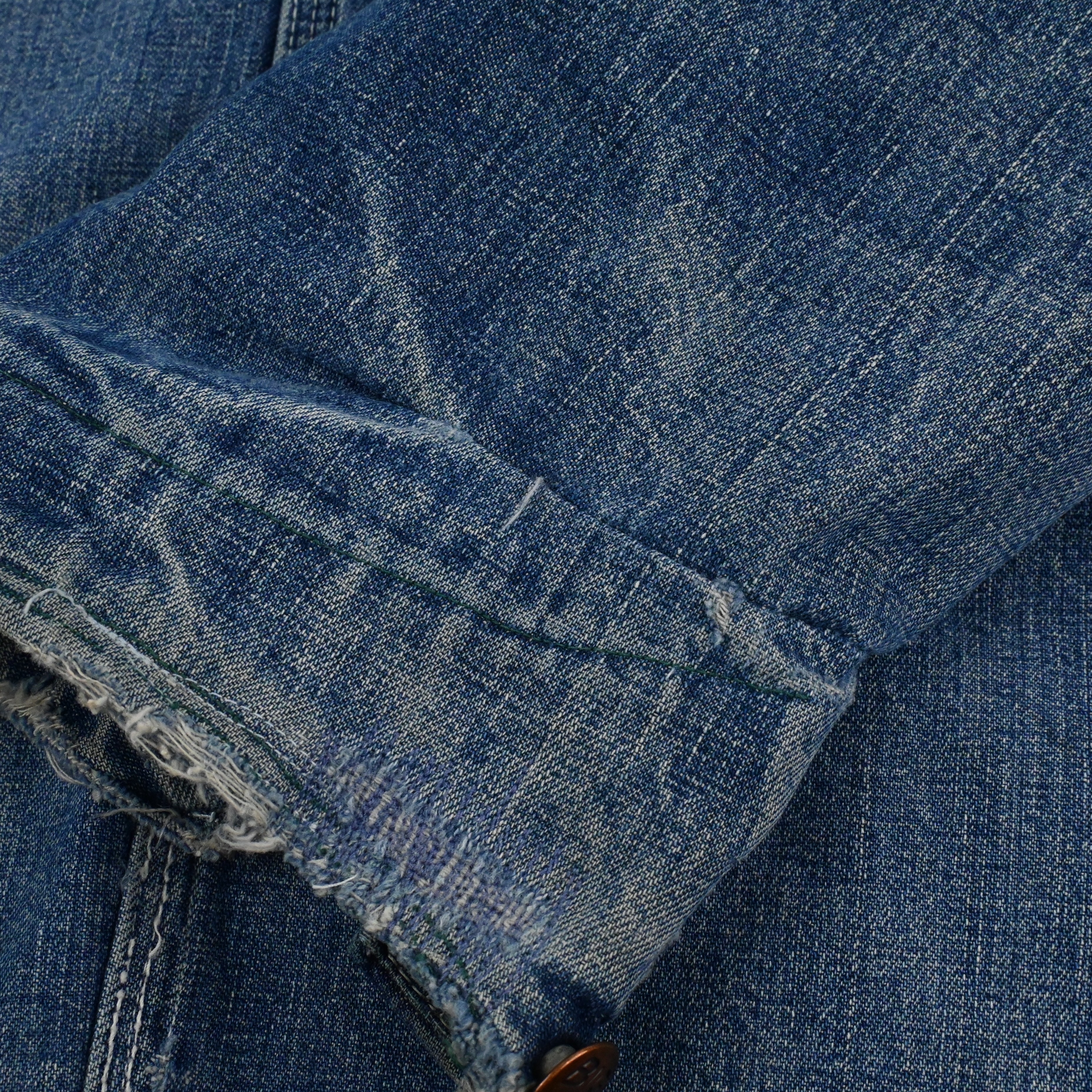 左袖口内側にリペアがございます。